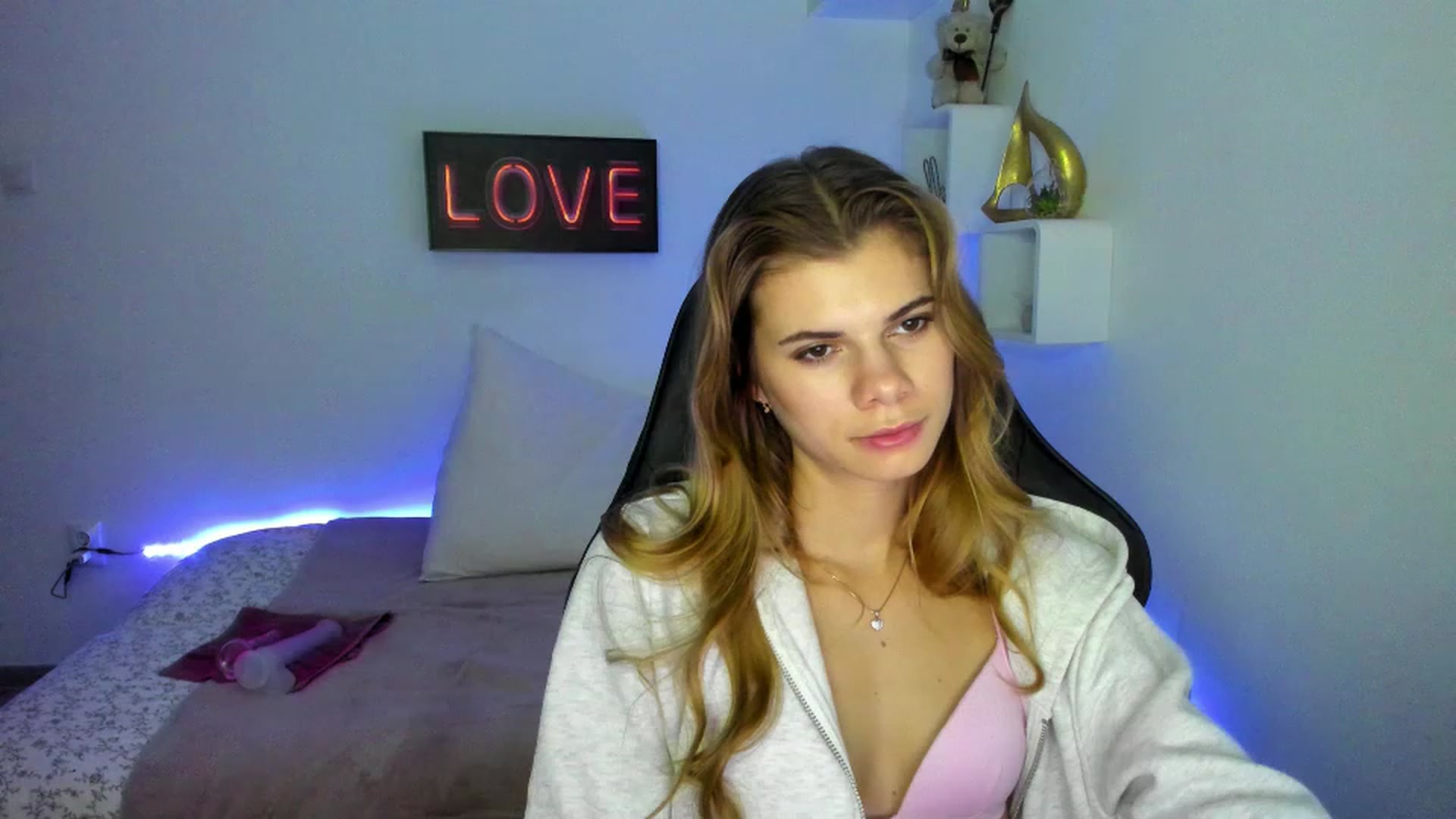 Gallery image thumbnail from RileyReid_18's myfreecams stream on, 01/08/2023, 17:00 image 19 of 20