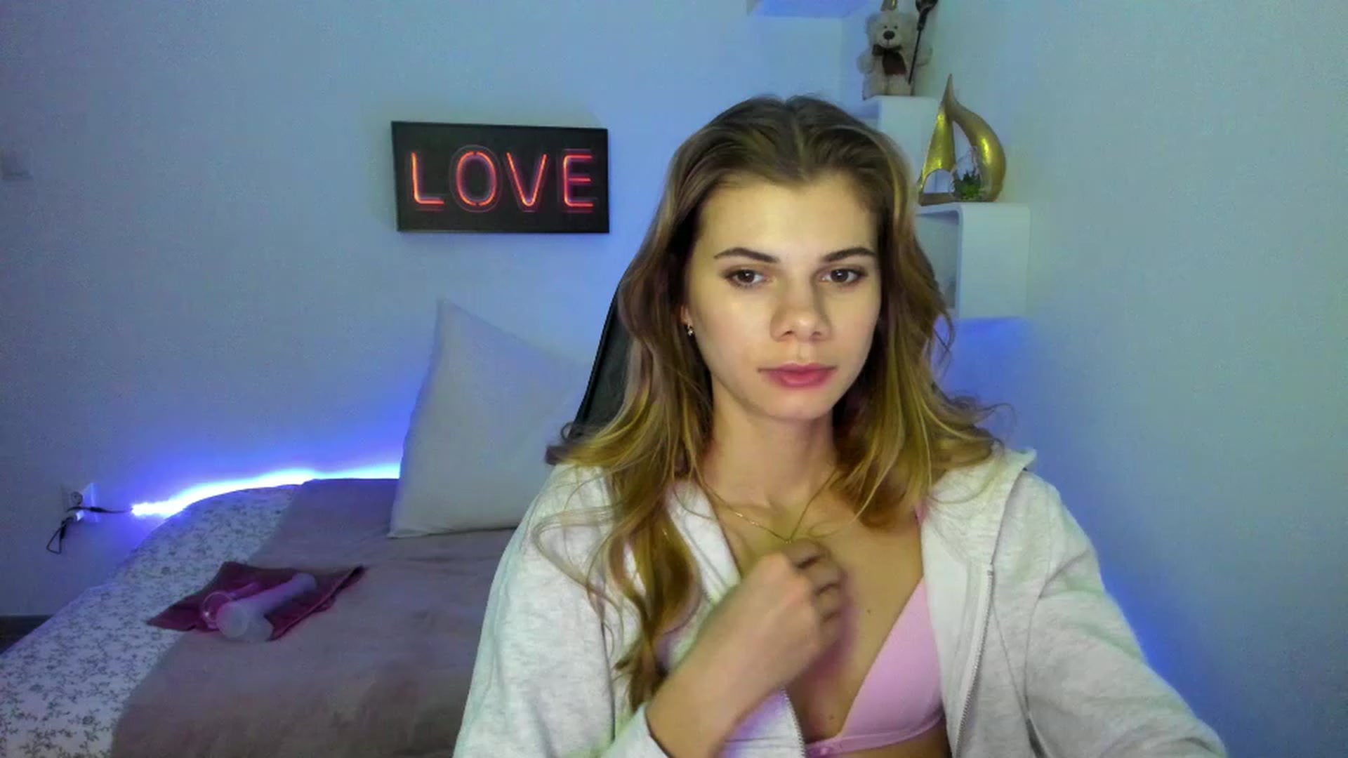 Gallery image thumbnail from RileyReid_18's myfreecams stream on, 01/08/2023, 17:00 image 7 of 20