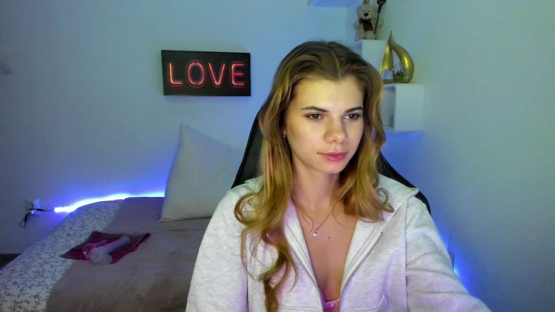 Gallery image thumbnail from RileyReid_18's myfreecams stream on, 01/08/2023, 17:00 image 3 of 20