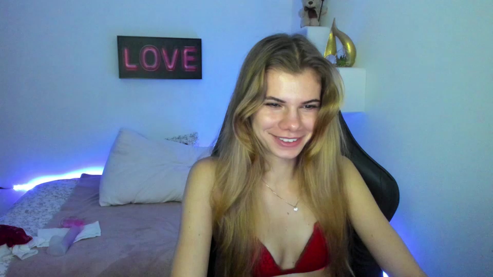 Gallery image thumbnail from RileyReid_18's myfreecams stream on, 01/09/2023, 19:11 image 12 of 20