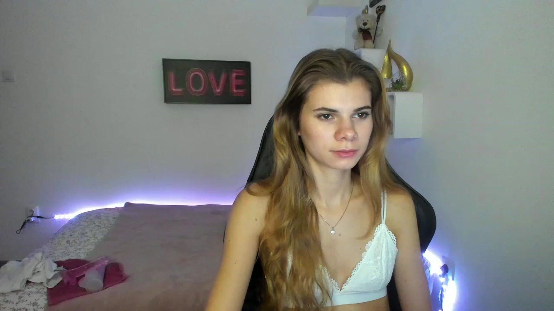 Gallery image thumbnail from RileyReid_18's myfreecams stream on, 01/10/2023, 10:02 image 18 of 20