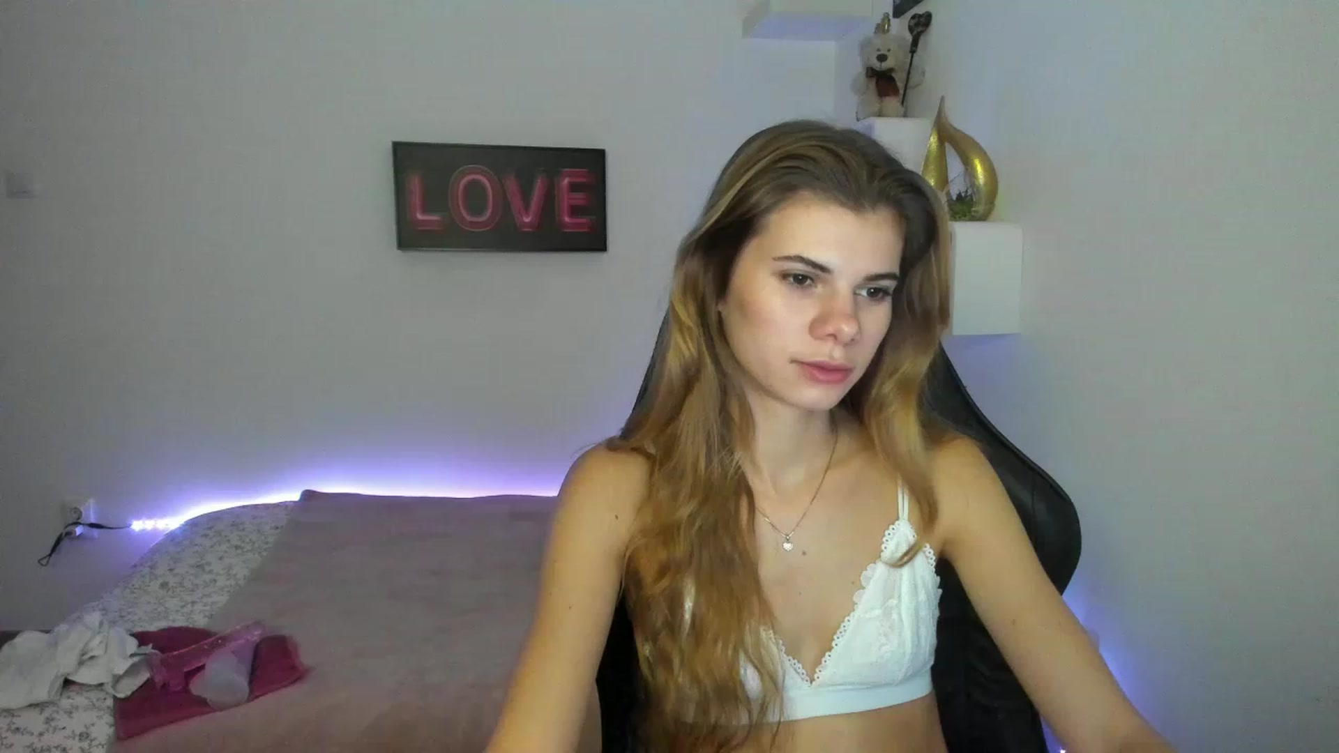 Gallery image thumbnail from RileyReid_18's myfreecams stream on, 01/10/2023, 10:02 image 16 of 20