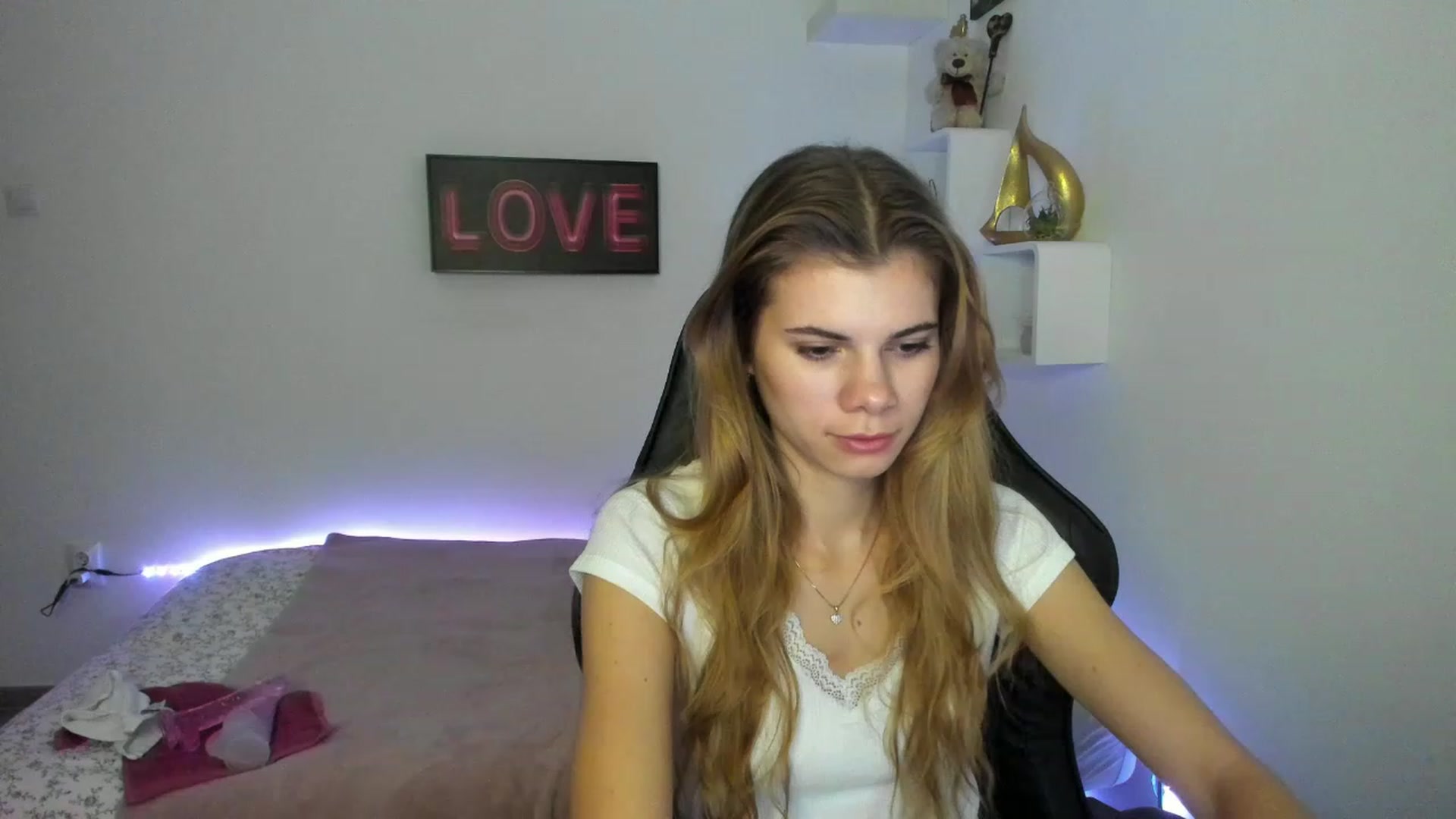 Gallery image thumbnail from RileyReid_18's myfreecams stream on, 01/10/2023, 10:02 image 2 of 20