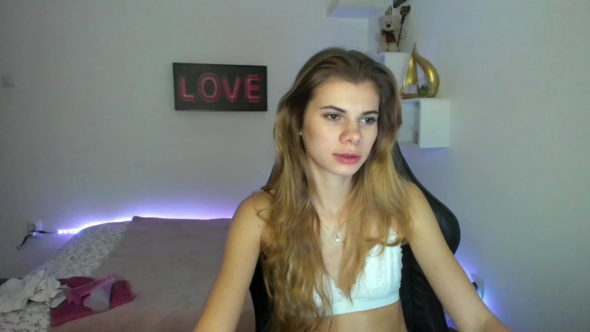 Gallery image thumbnail from RileyReid_18's myfreecams stream on, 01/10/2023, 10:02 image 12 of 20