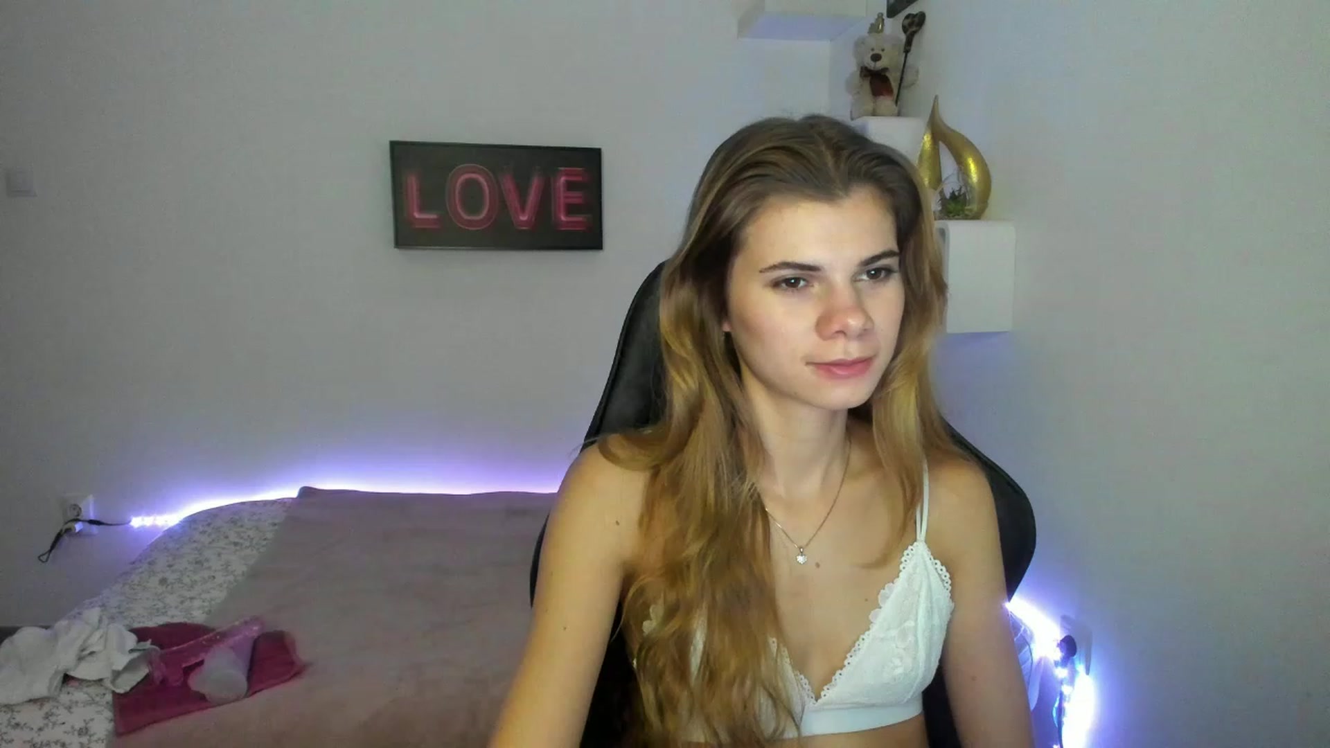 Gallery image thumbnail from RileyReid_18's myfreecams stream on, 01/10/2023, 10:02 image 17 of 20