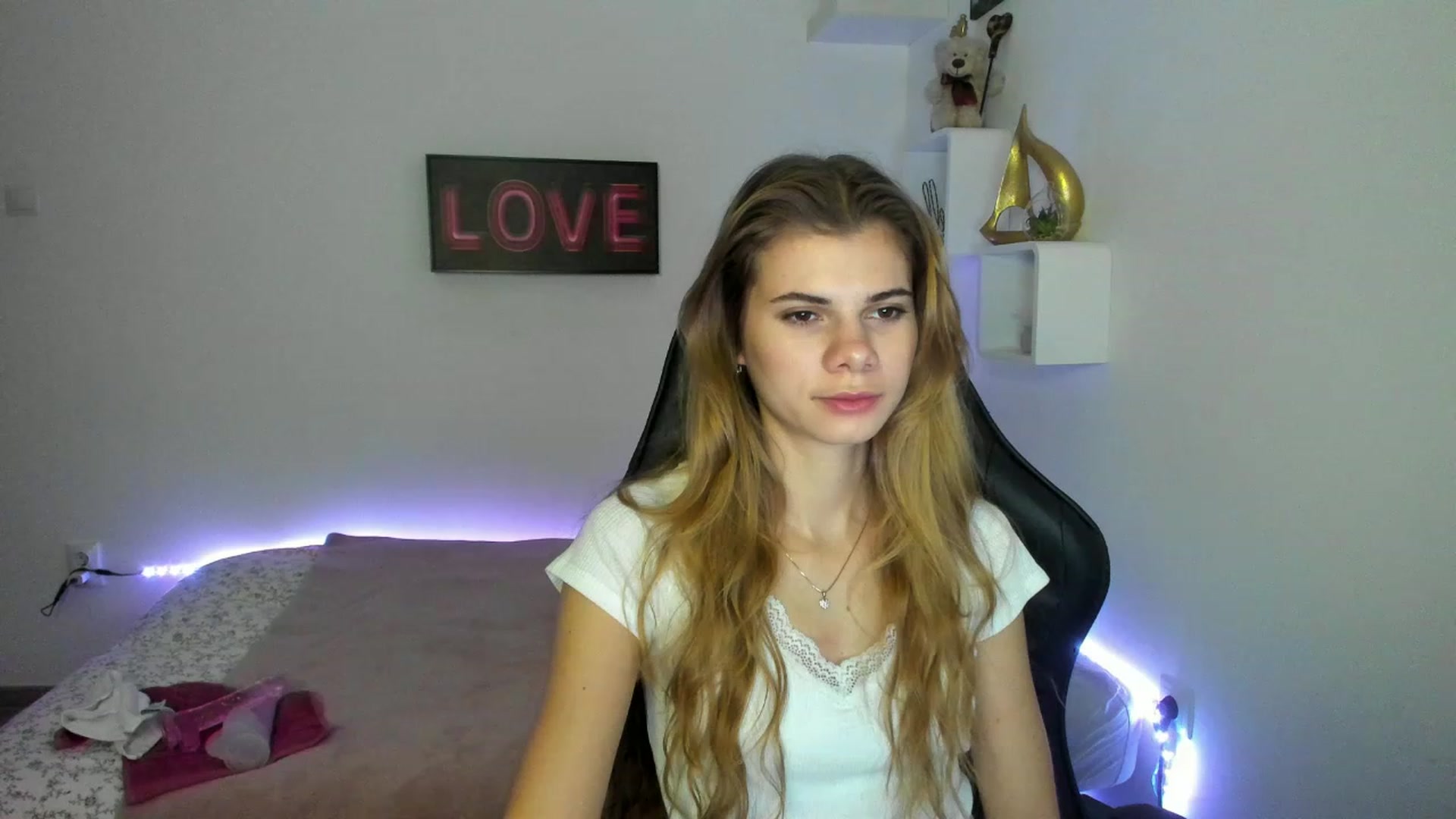 Gallery image thumbnail from RileyReid_18's myfreecams stream on, 01/10/2023, 10:02 image 1 of 20