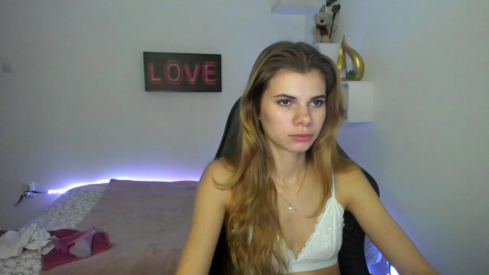Gallery image thumbnail from RileyReid_18's myfreecams stream on, 01/10/2023, 10:02 image 20 of 20