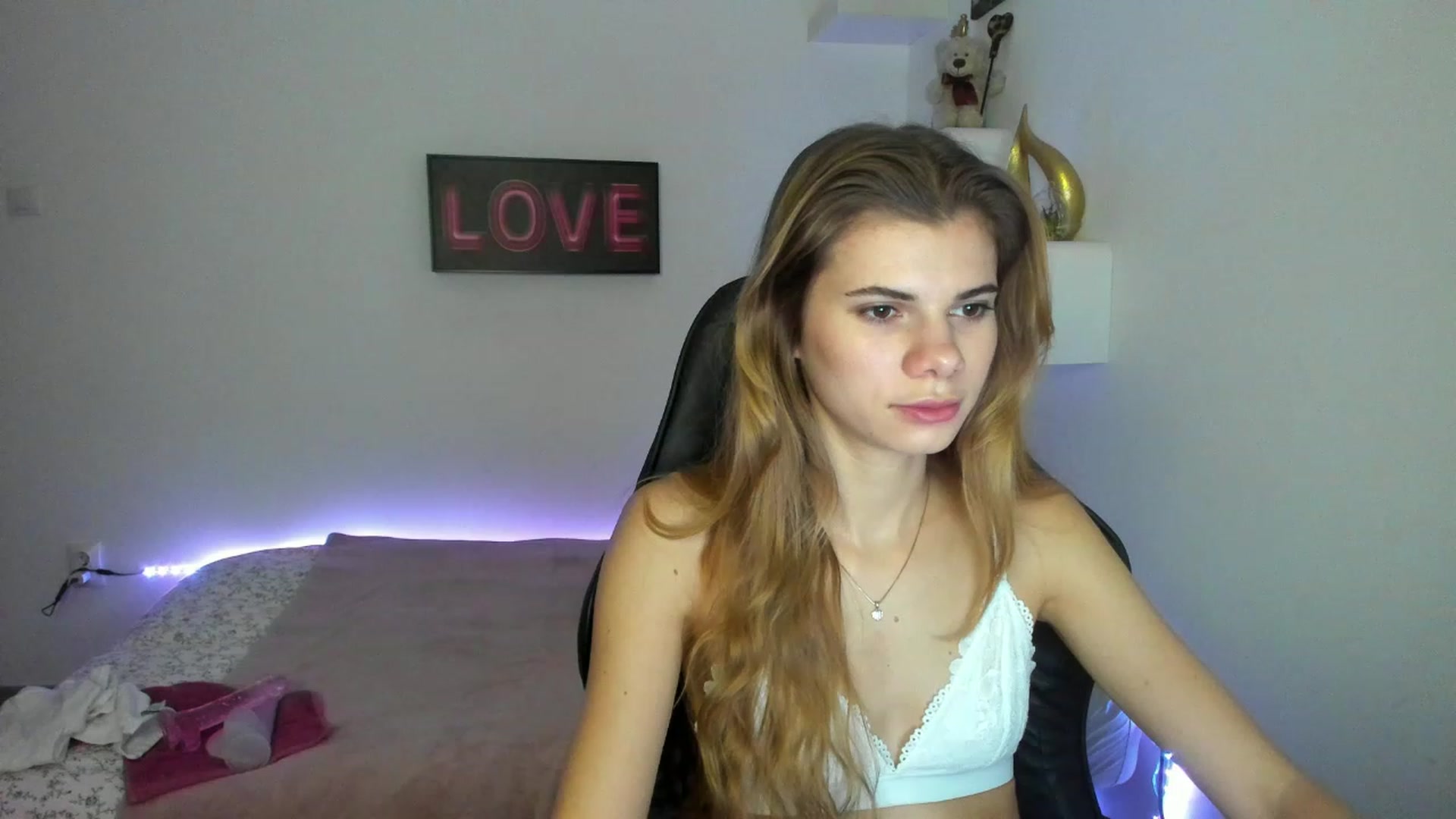 Gallery image thumbnail from RileyReid_18's myfreecams stream on, 01/10/2023, 10:02 image 19 of 20