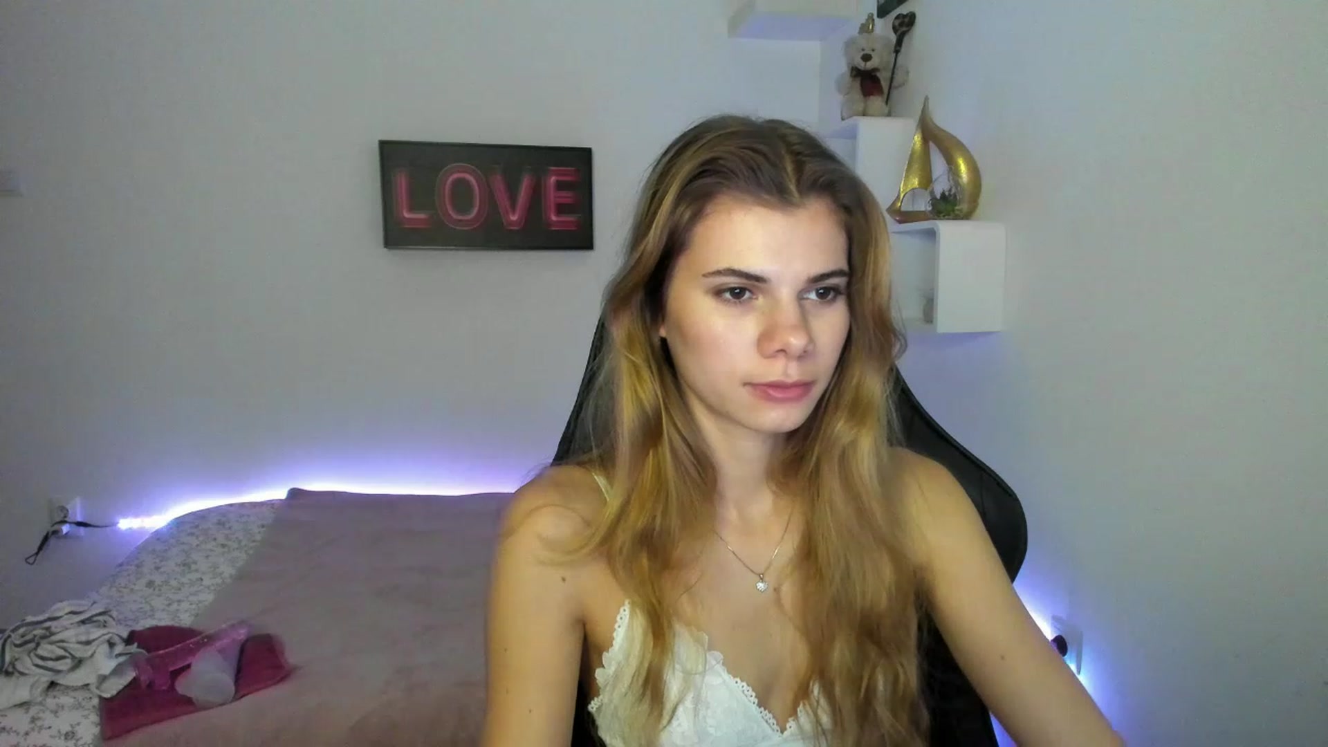 Gallery image thumbnail from RileyReid_18's myfreecams stream on, 01/10/2023, 11:46 image 4 of 20