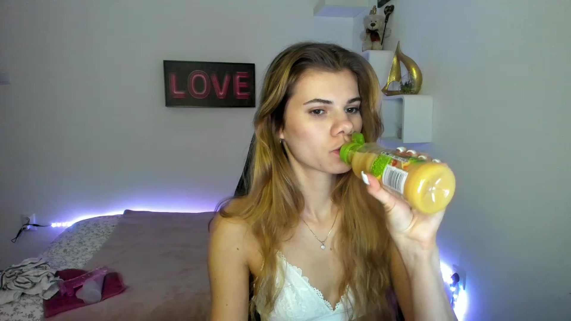 Gallery image thumbnail from RileyReid_18's myfreecams stream on, 01/10/2023, 11:46 image 3 of 20