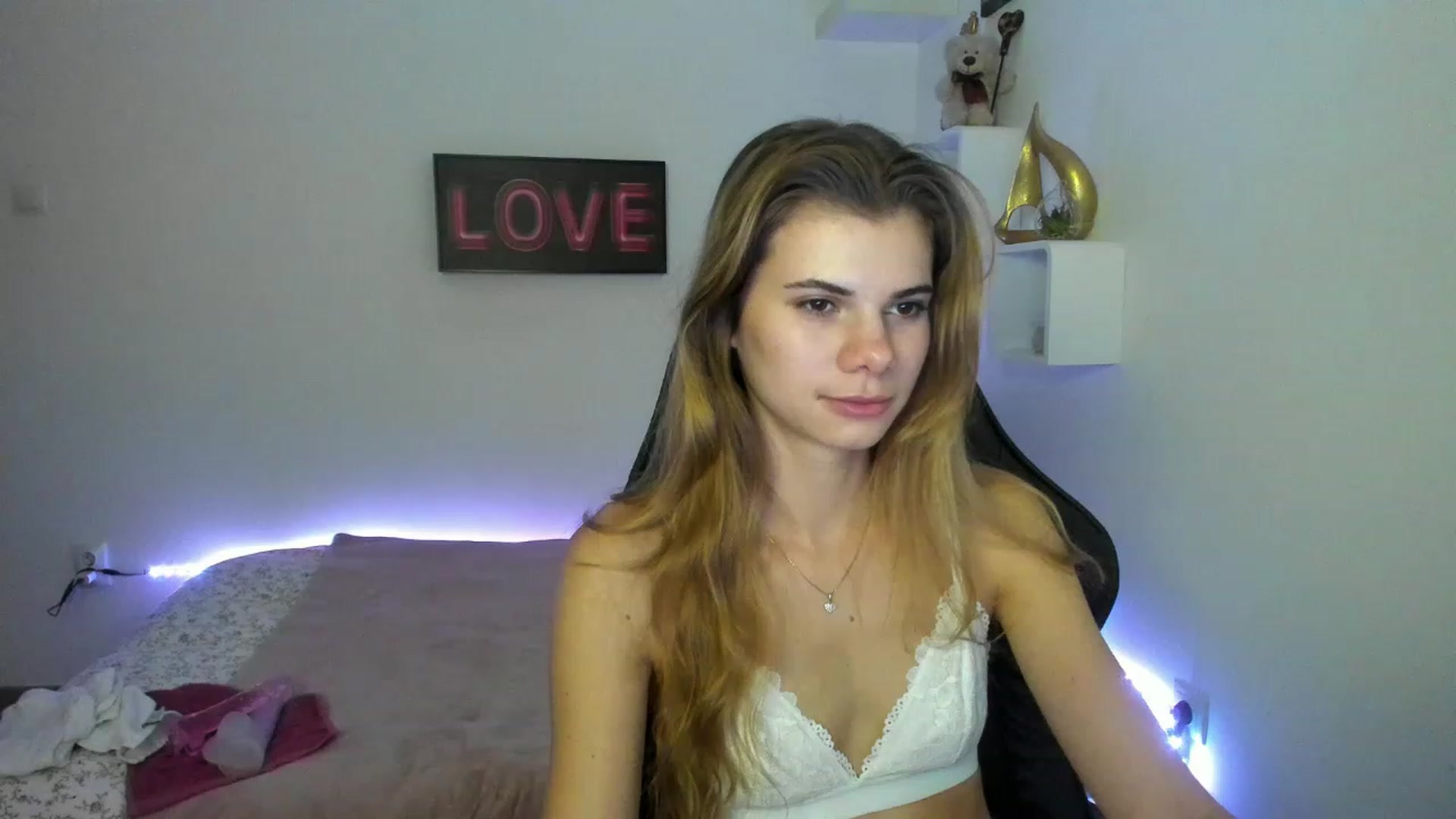 Gallery image thumbnail from RileyReid_18's myfreecams stream on, 01/10/2023, 13:34 image 7 of 20