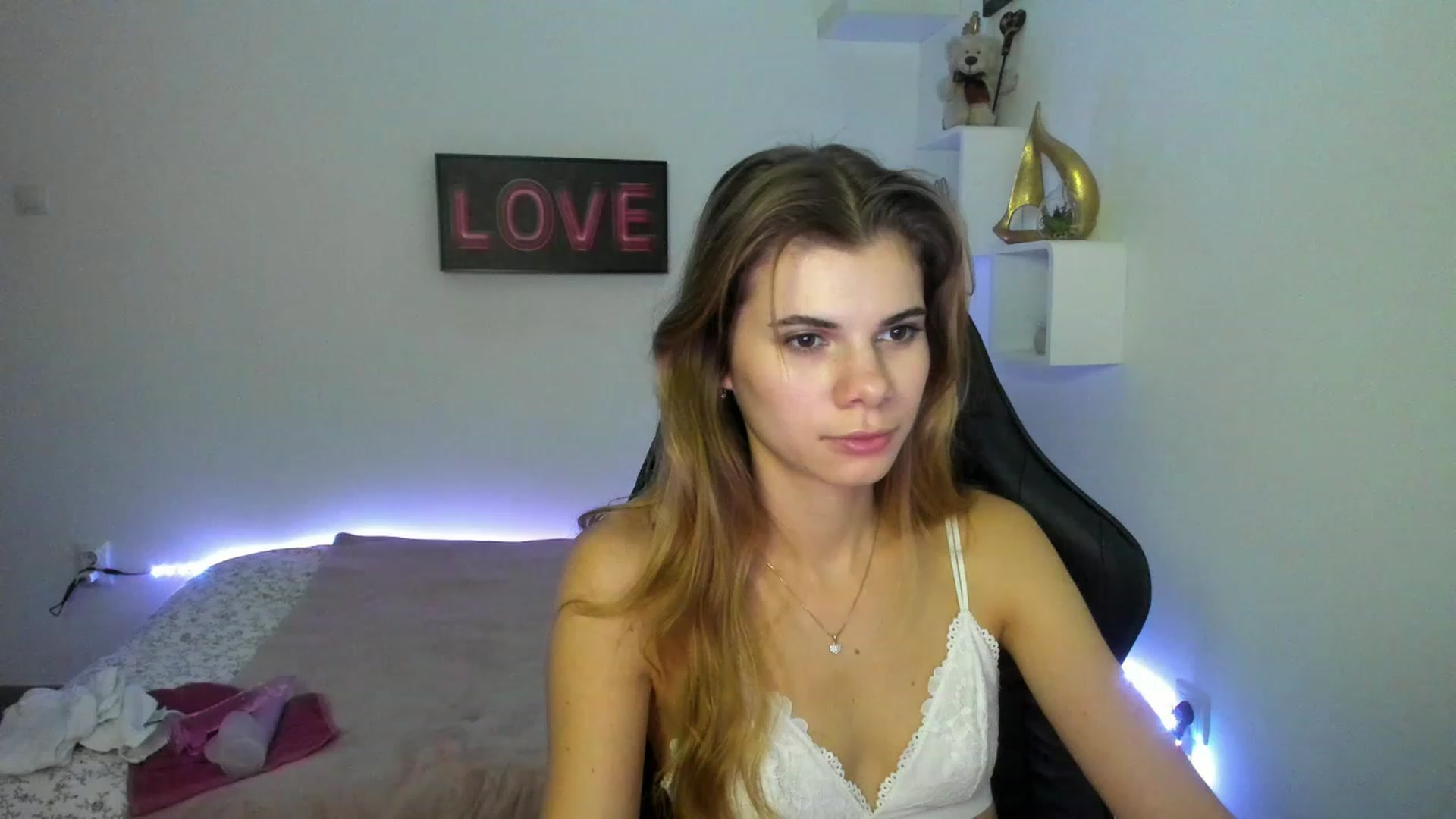 Gallery image thumbnail from RileyReid_18's myfreecams stream on, 01/10/2023, 13:34 image 13 of 20