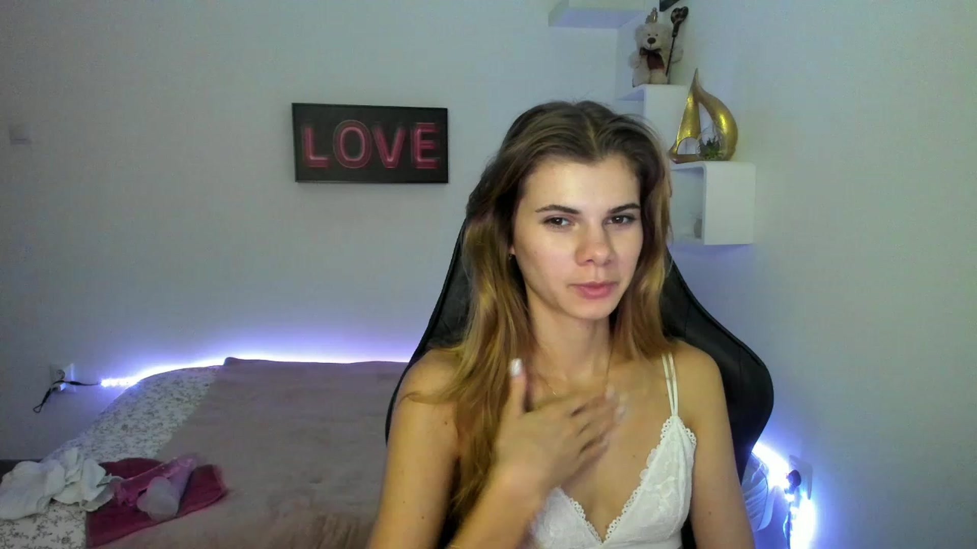 Gallery image thumbnail from RileyReid_18's myfreecams stream on, 01/10/2023, 13:34 image 14 of 20