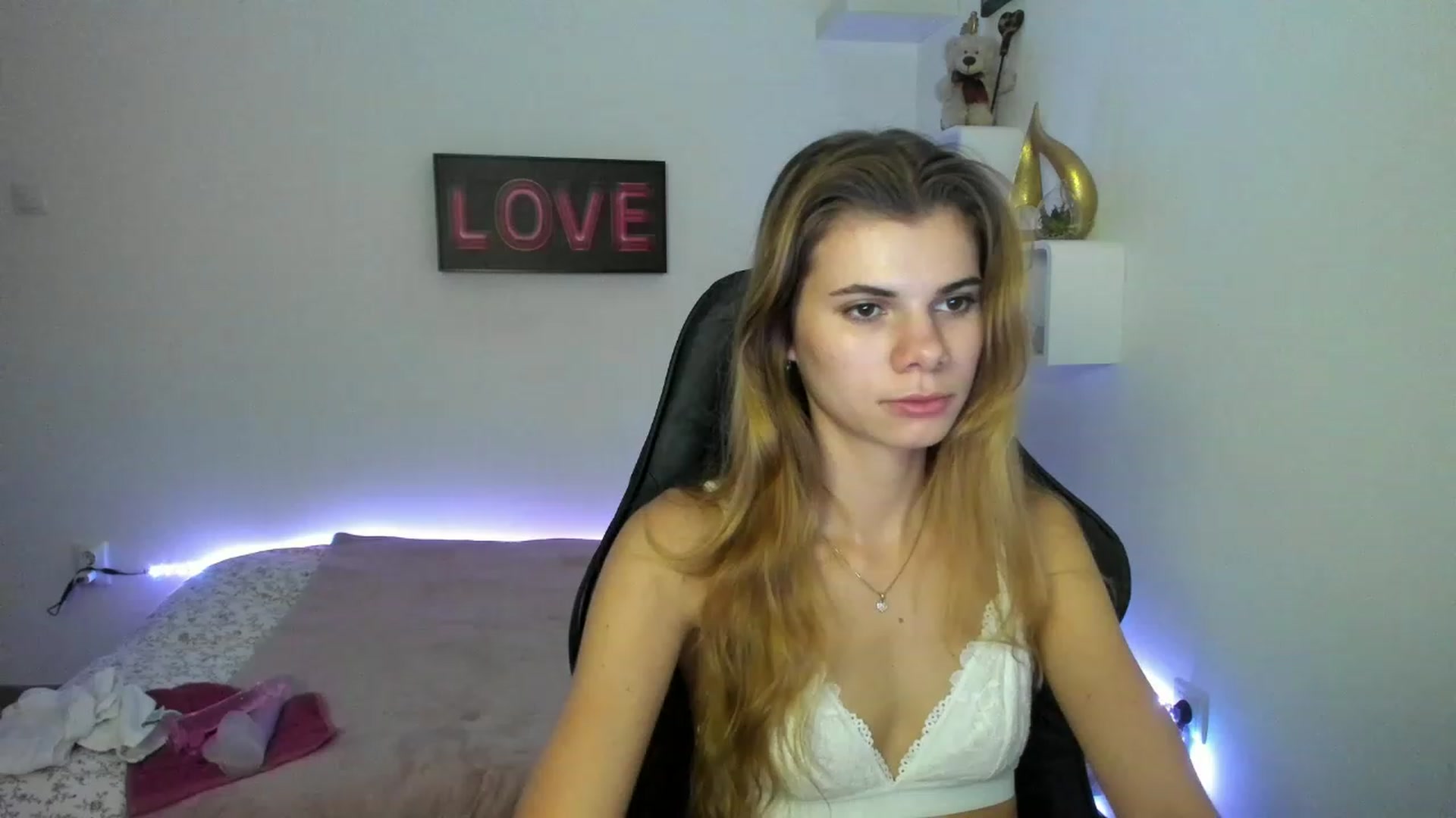 Gallery image thumbnail from RileyReid_18's myfreecams stream on, 01/10/2023, 13:34 image 8 of 20