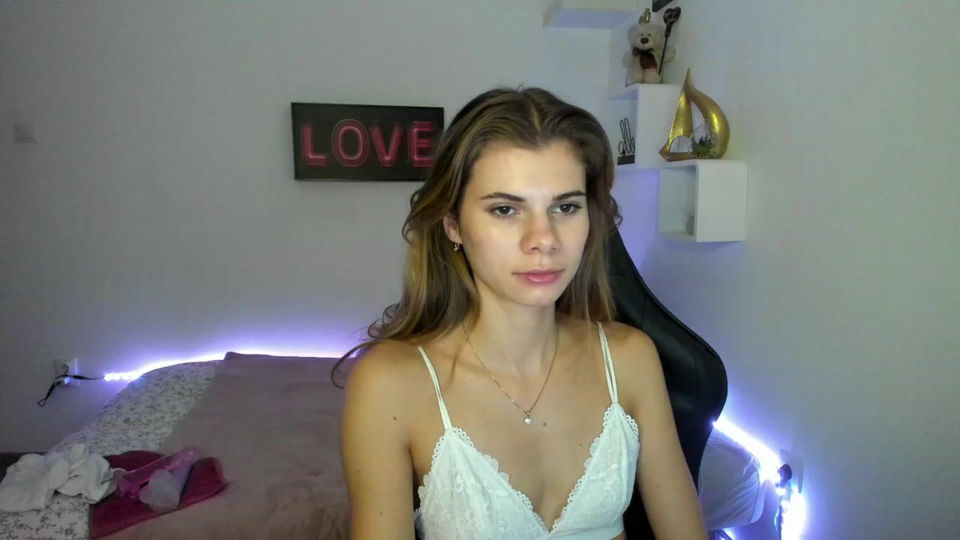 Gallery image thumbnail from RileyReid_18's myfreecams stream on, 01/10/2023, 15:00 image 16 of 20