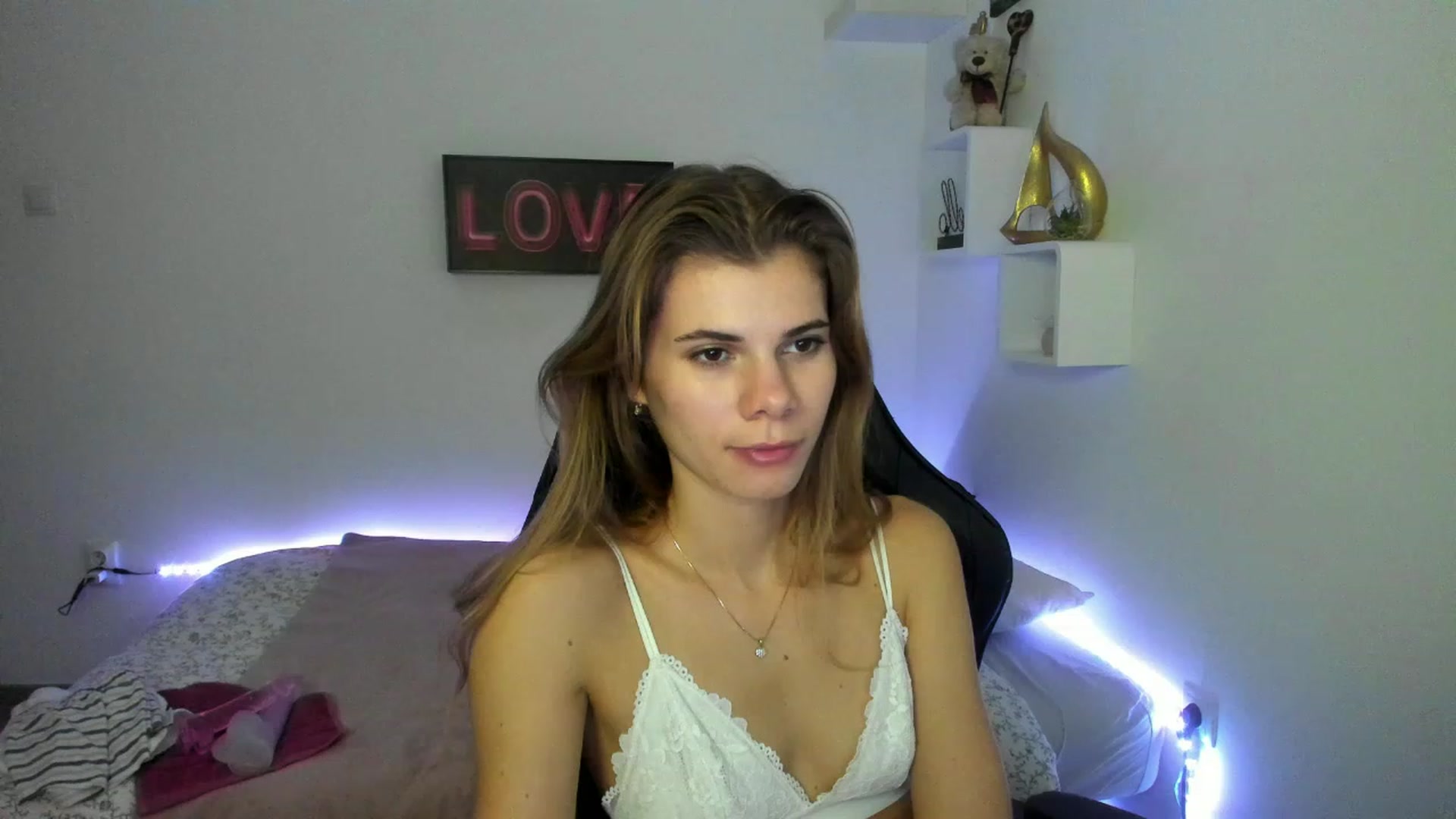 Gallery image thumbnail from RileyReid_18's myfreecams stream on, 01/10/2023, 15:00 image 4 of 20