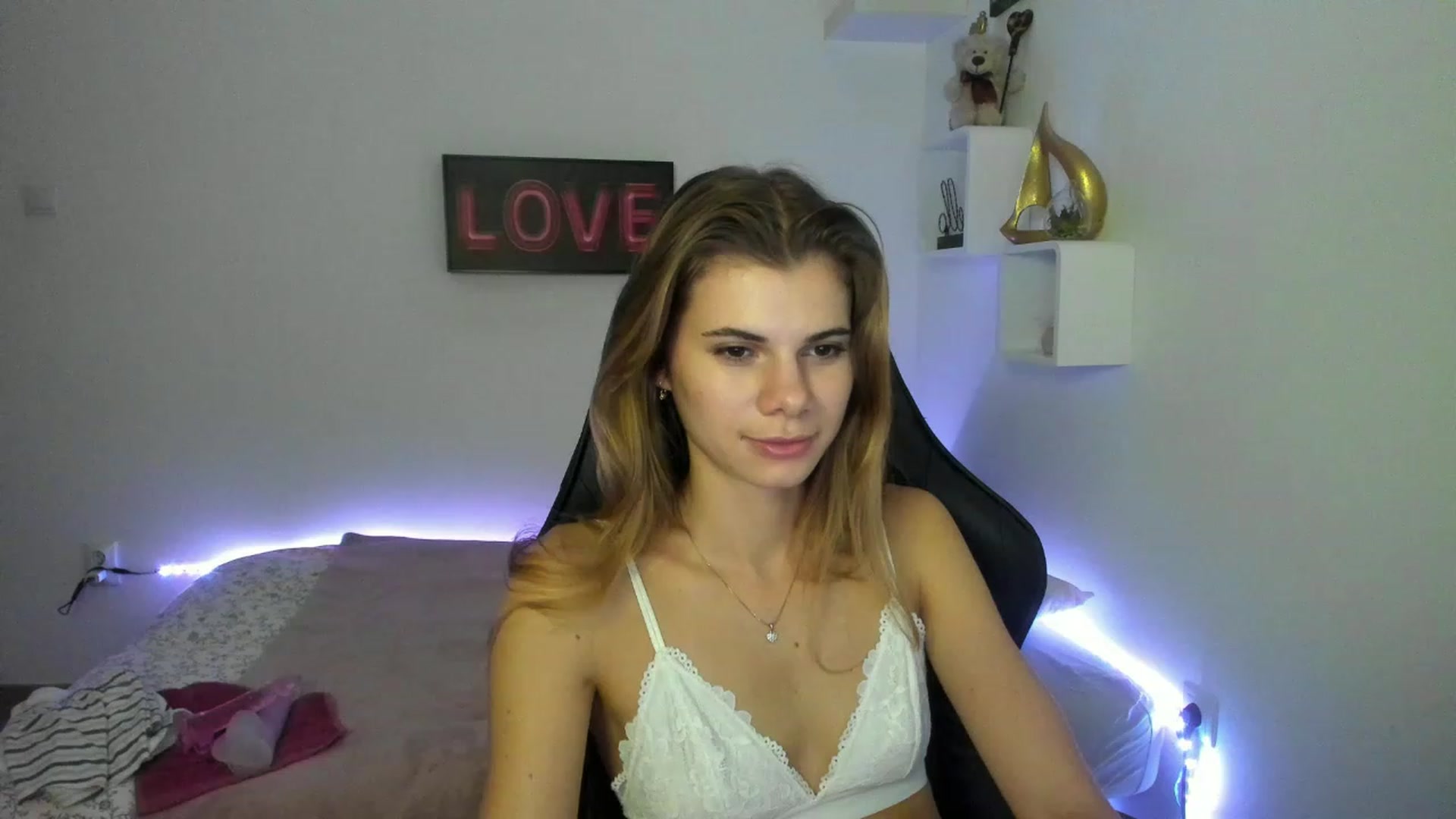 Gallery image thumbnail from RileyReid_18's myfreecams stream on, 01/10/2023, 15:00 image 6 of 20