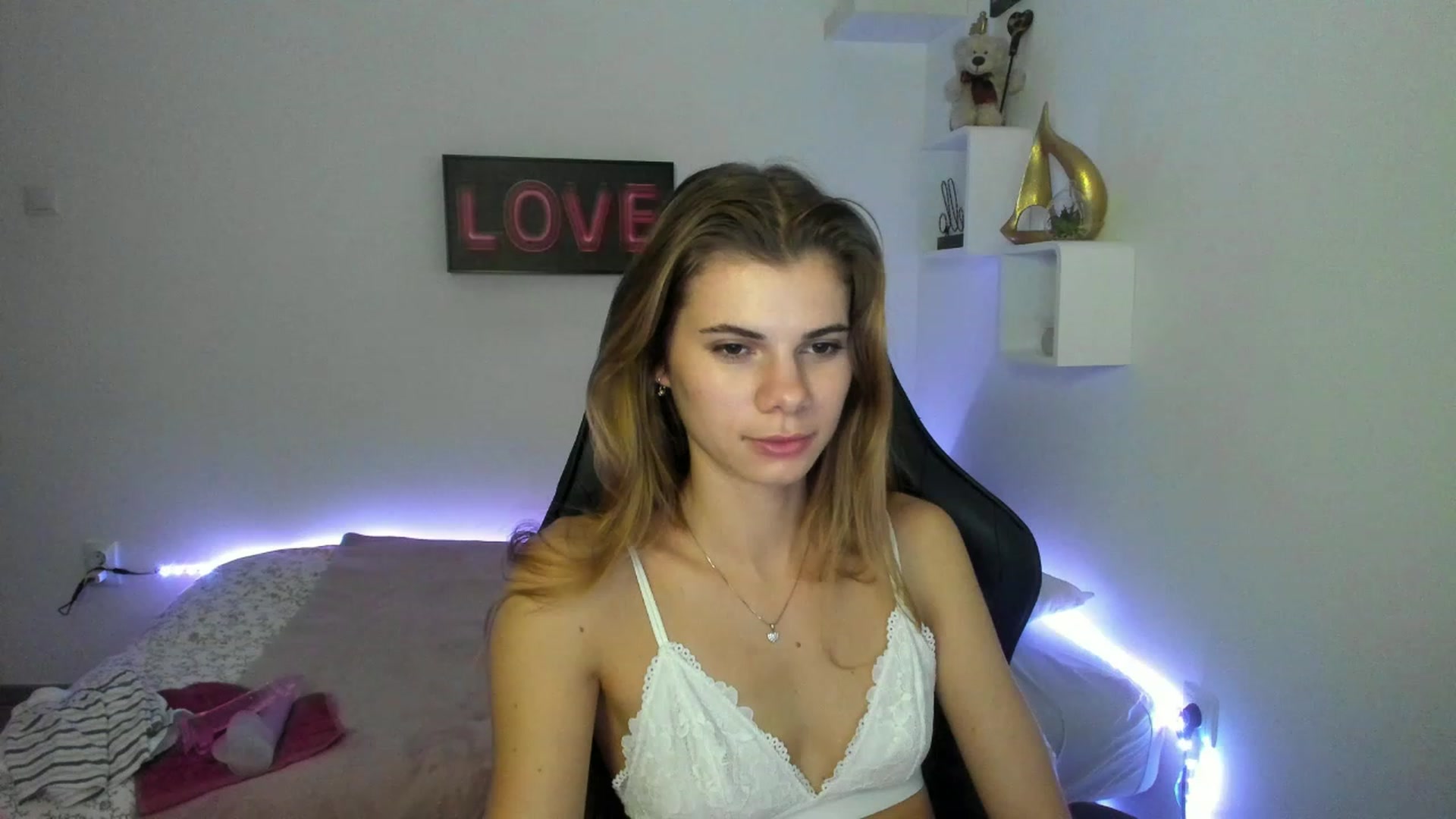 Gallery image thumbnail from RileyReid_18's myfreecams stream on, 01/10/2023, 15:00 image 5 of 20