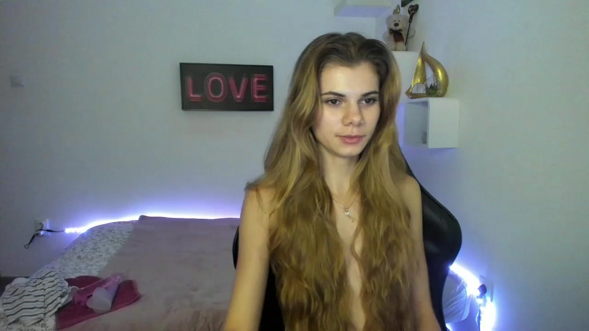 Gallery image thumbnail from RileyReid_18's myfreecams stream on, 01/10/2023, 15:00 image 13 of 20