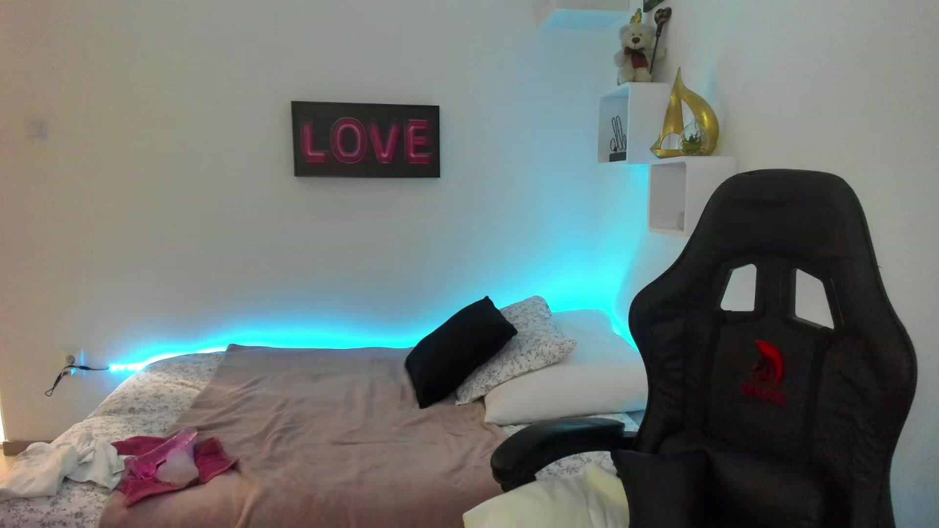 Gallery image thumbnail from RileyReid_18's myfreecams stream on, 01/10/2023, 17:59 image 13 of 20