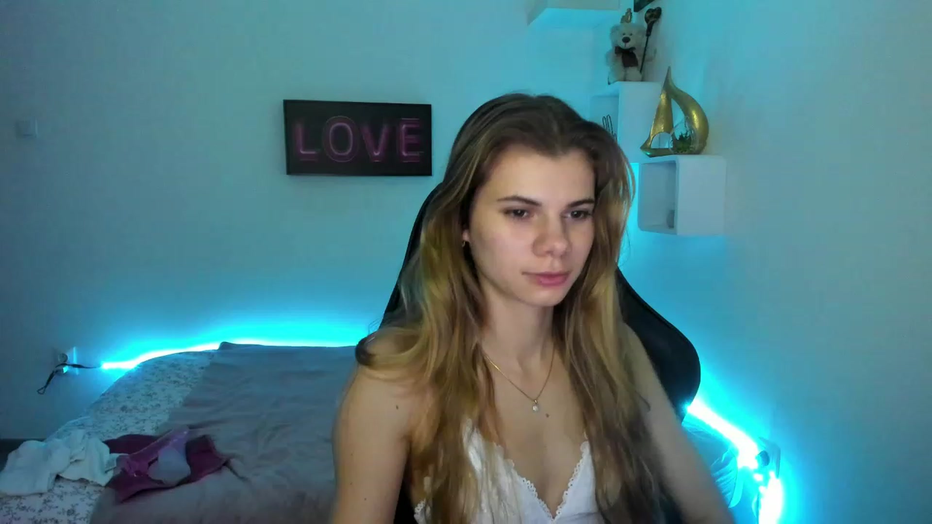 Gallery image thumbnail from RileyReid_18's myfreecams stream on, 01/10/2023, 17:59 image 2 of 20
