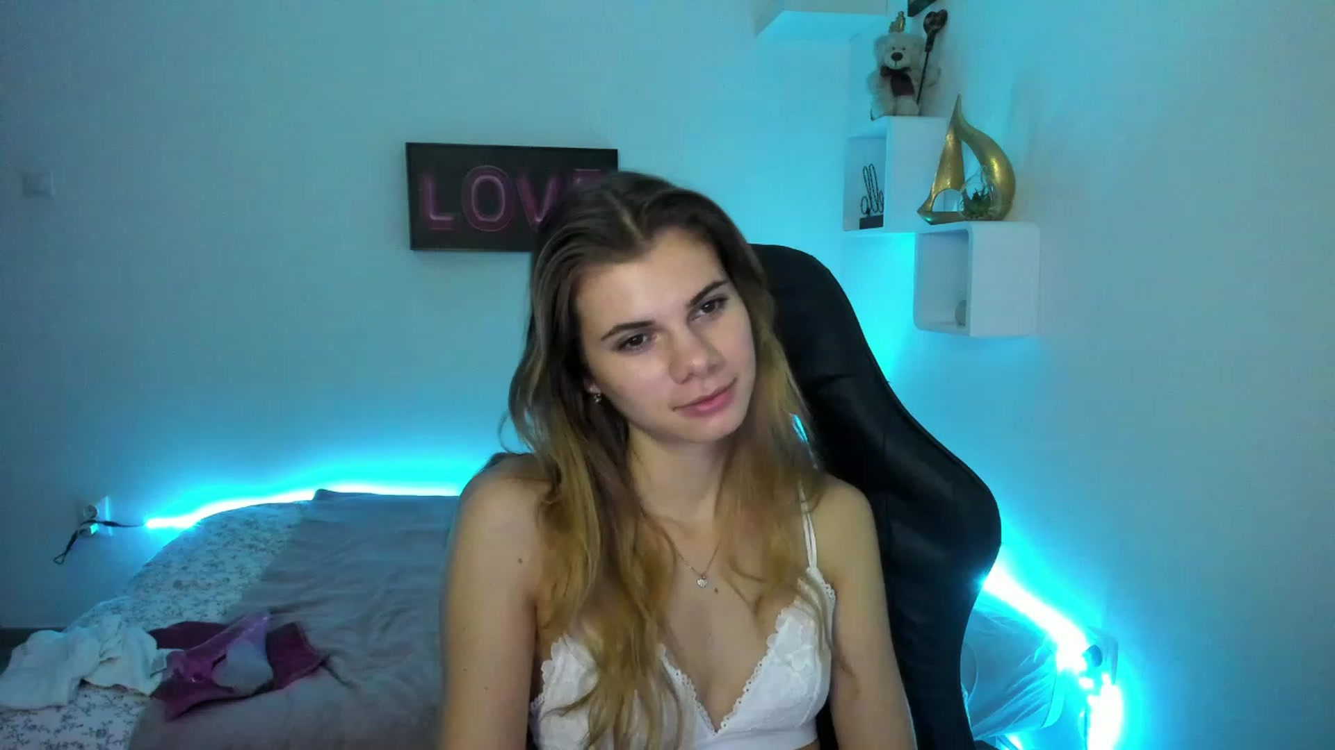 Gallery image thumbnail from RileyReid_18's myfreecams stream on, 01/10/2023, 17:59 image 5 of 20