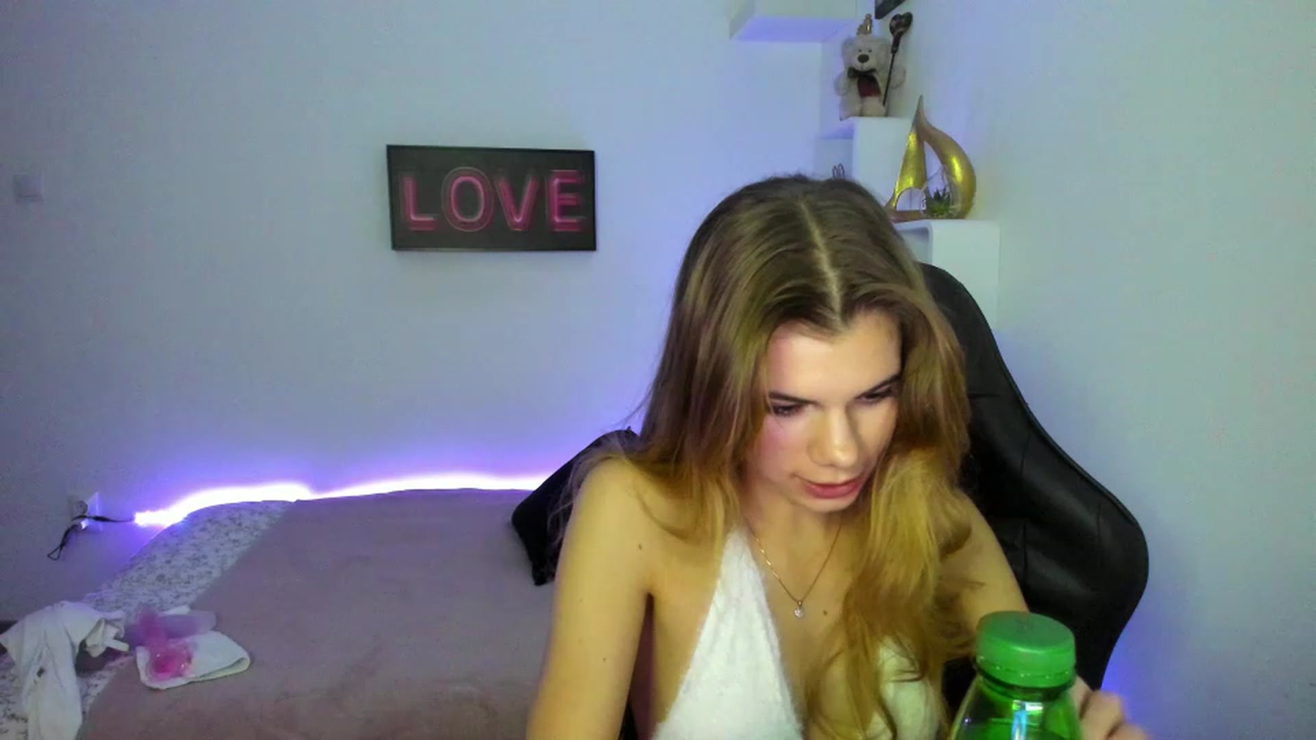 Gallery image thumbnail from RileyReid_18's myfreecams stream on, 01/12/2023, 16:34 image 7 of 20
