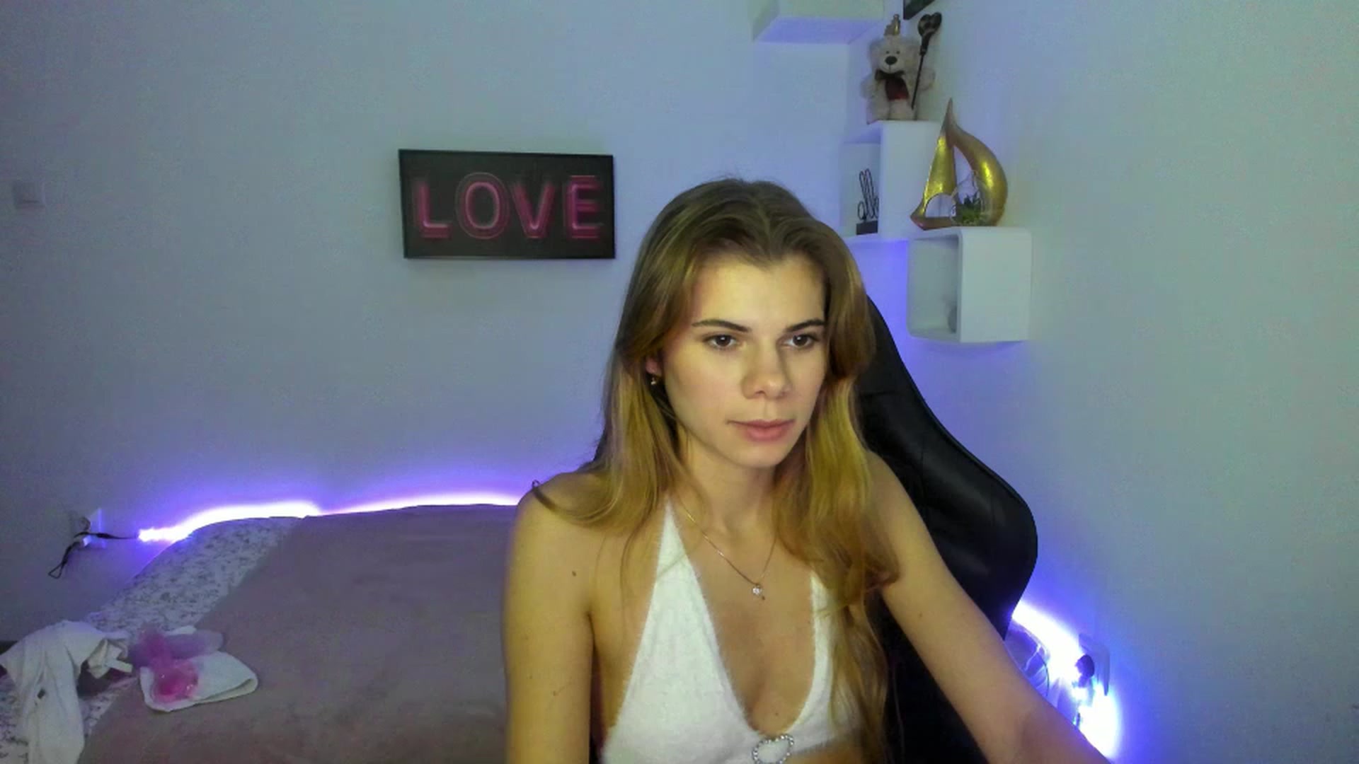 Gallery image thumbnail from RileyReid_18's myfreecams stream on, 01/12/2023, 16:34 image 15 of 20