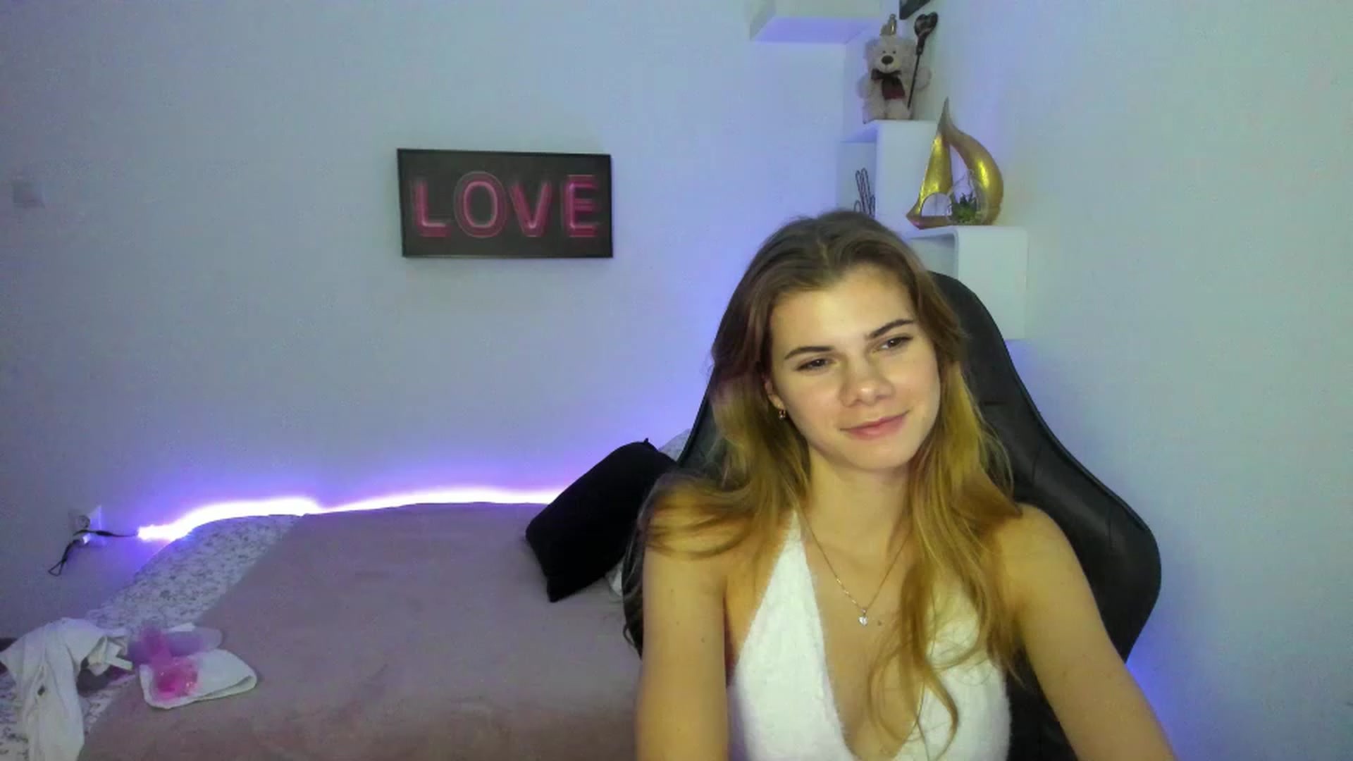 Gallery image thumbnail from RileyReid_18's myfreecams stream on, 01/12/2023, 16:34 image 8 of 20
