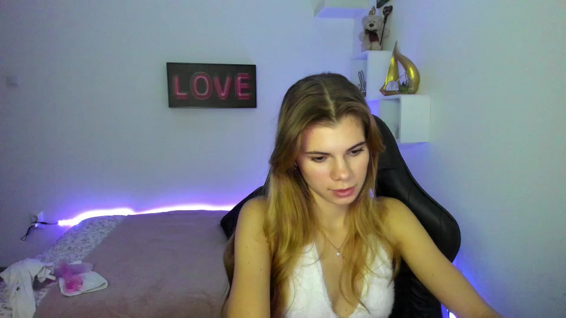 Gallery image thumbnail from RileyReid_18's myfreecams stream on, 01/12/2023, 16:34 image 1 of 20