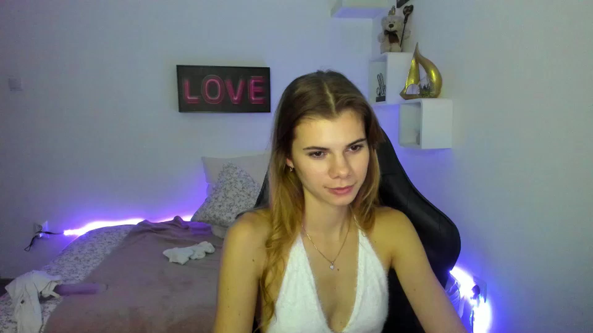 Gallery image thumbnail from RileyReid_18's myfreecams stream on, 01/12/2023, 18:42 image 14 of 20