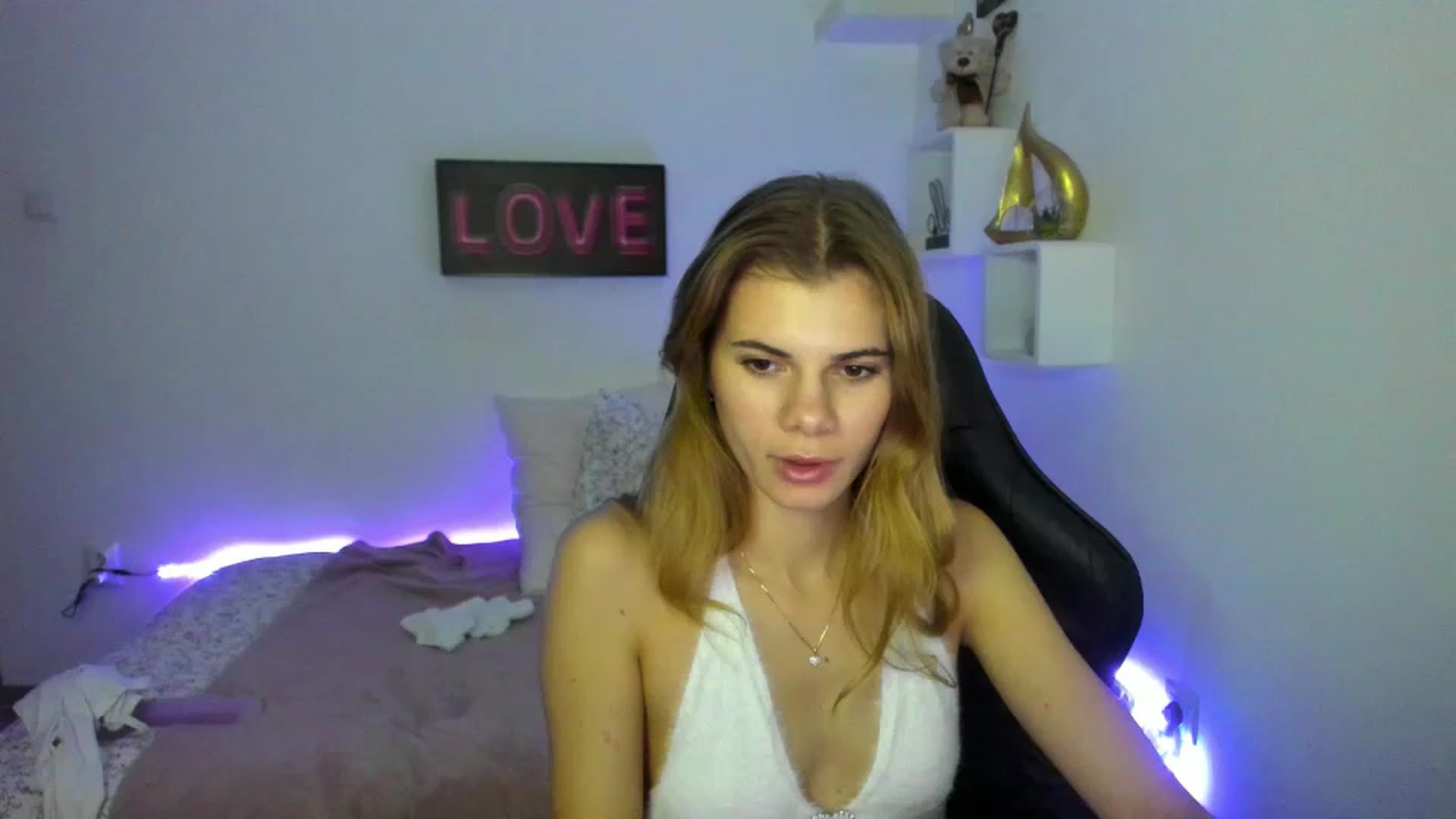 Gallery image thumbnail from RileyReid_18's myfreecams stream on, 01/12/2023, 18:42 image 3 of 20