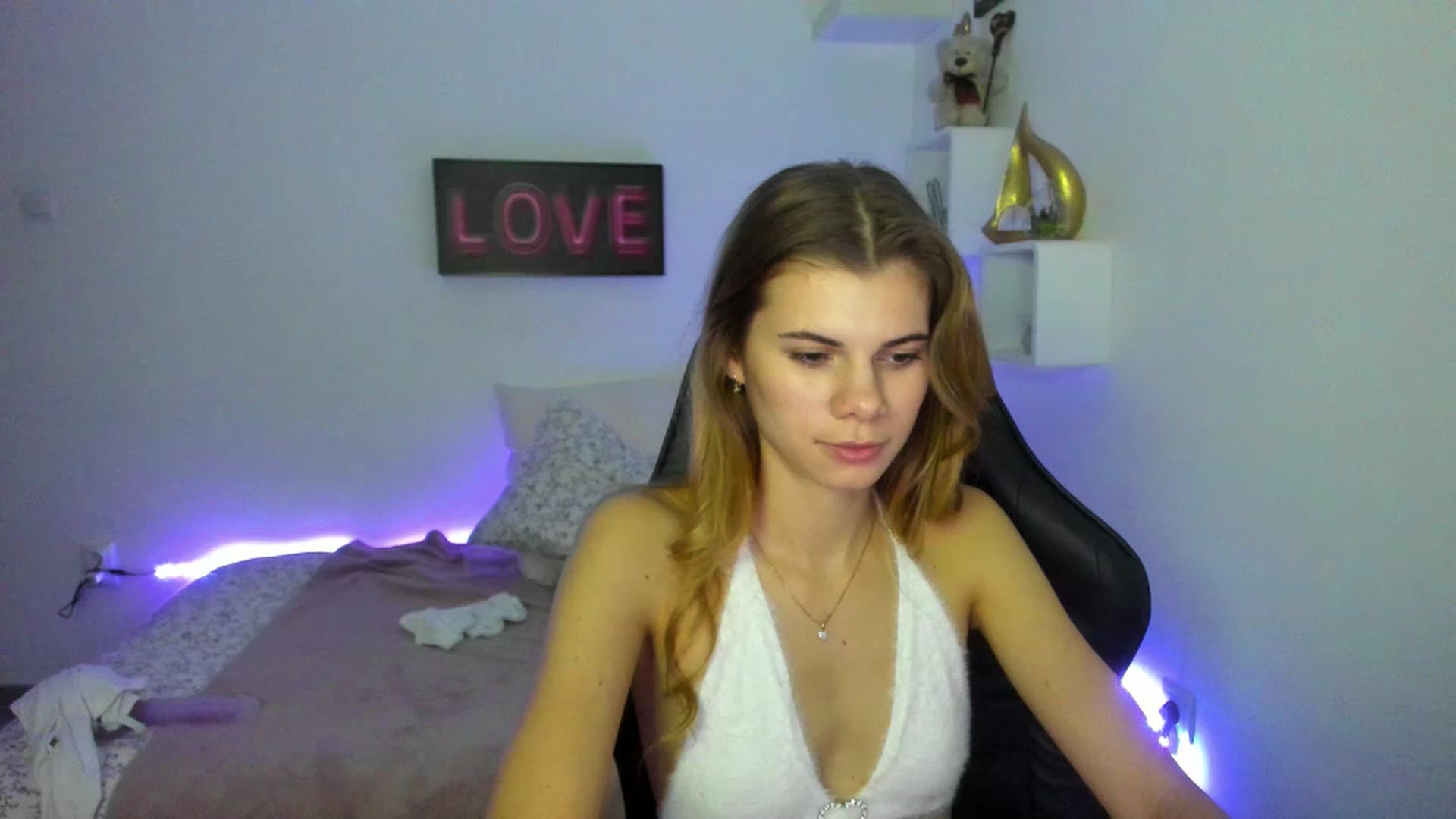 Gallery image thumbnail from RileyReid_18's myfreecams stream on, 01/12/2023, 18:42 image 12 of 20