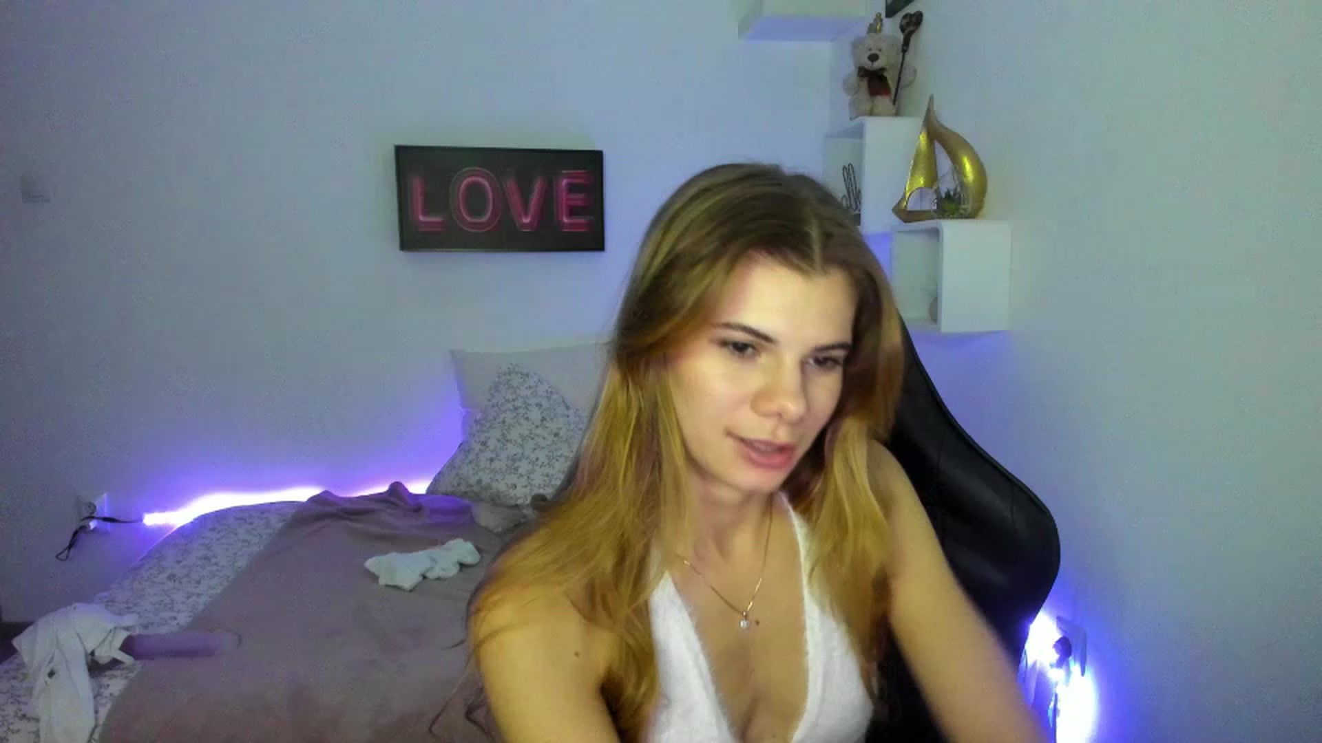 Gallery image thumbnail from RileyReid_18's myfreecams stream on, 01/12/2023, 18:42 image 8 of 20