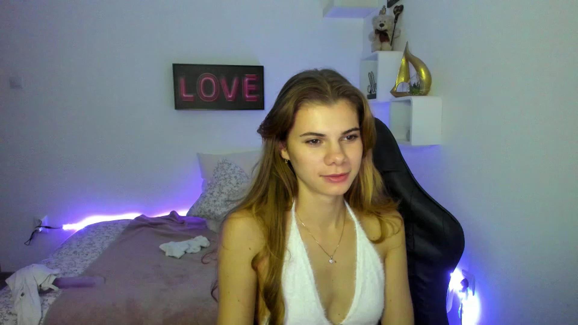 Gallery image thumbnail from RileyReid_18's myfreecams stream on, 01/12/2023, 18:42 image 7 of 20
