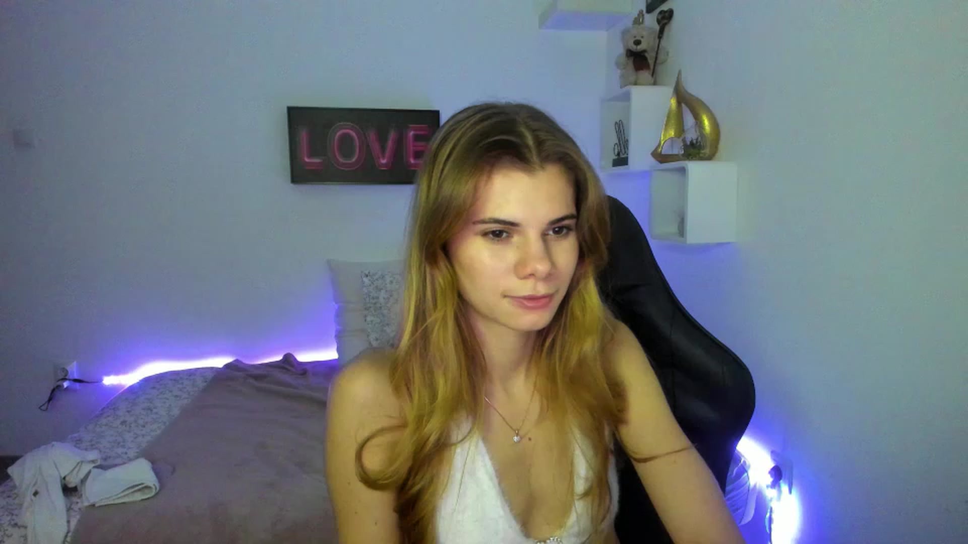 Gallery image thumbnail from RileyReid_18's myfreecams stream on, 01/12/2023, 19:10 image 13 of 20