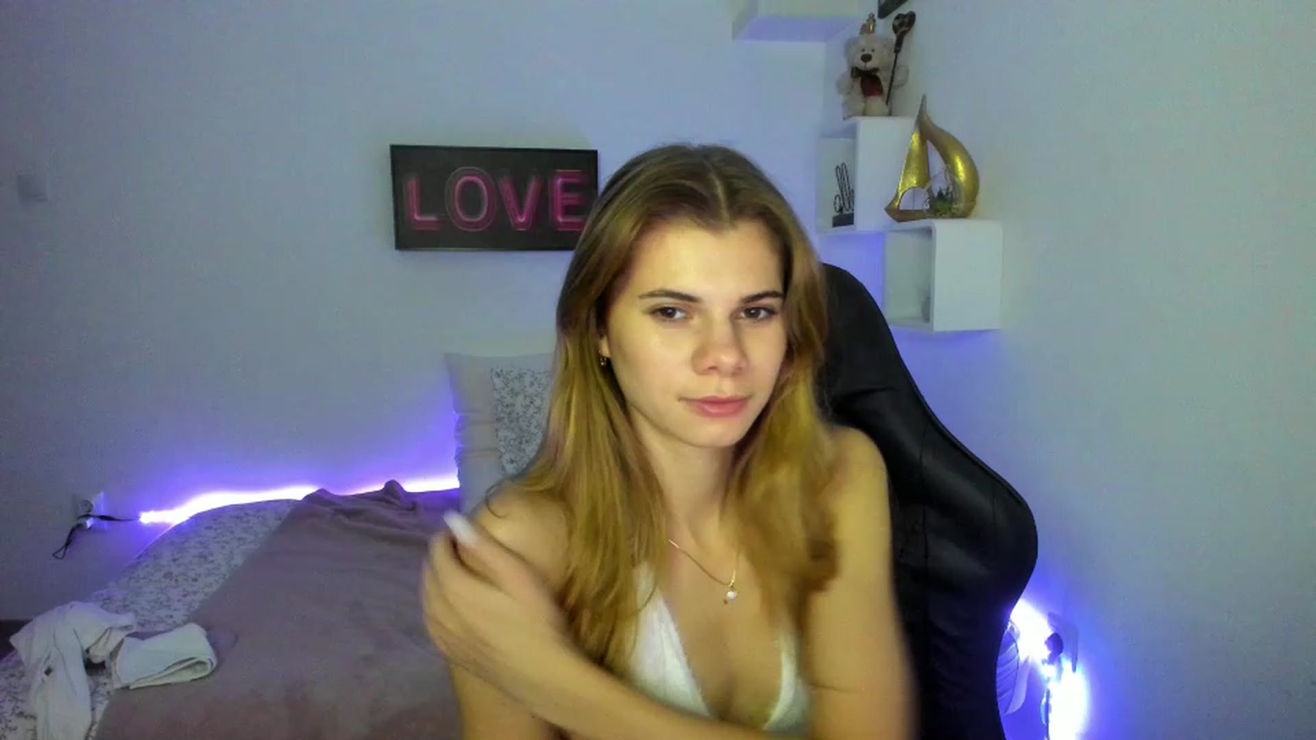 Gallery image thumbnail from RileyReid_18's myfreecams stream on, 01/12/2023, 19:10 image 17 of 20