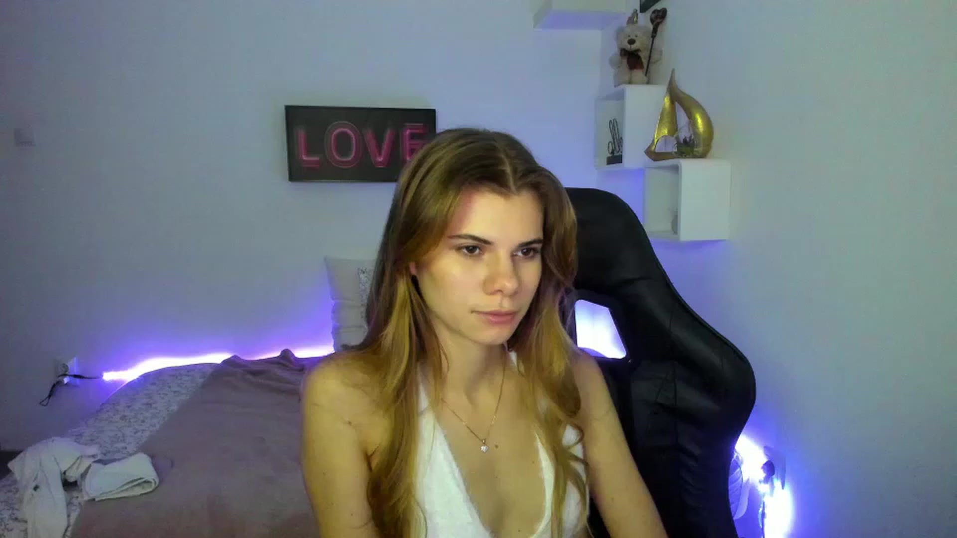 Gallery image thumbnail from RileyReid_18's myfreecams stream on, 01/12/2023, 19:10 image 1 of 20