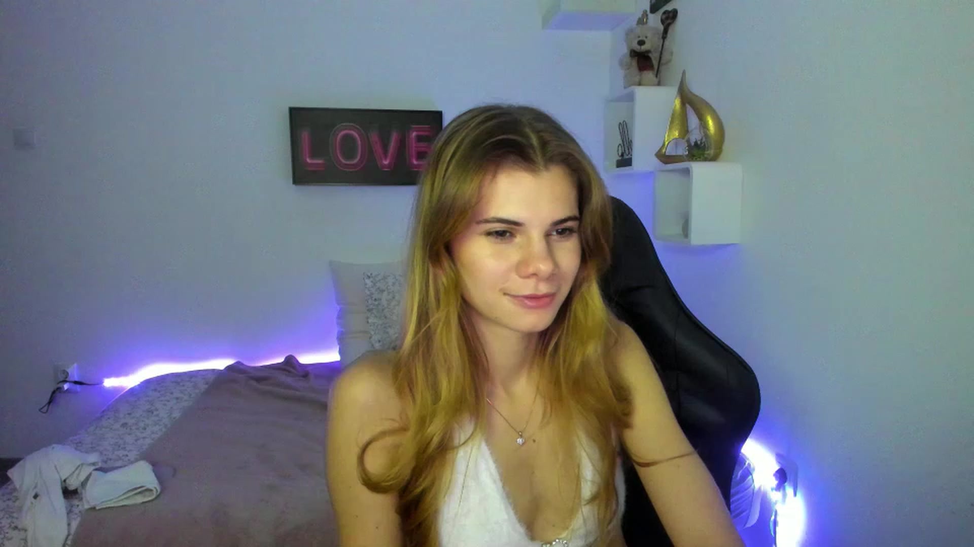 Gallery image thumbnail from RileyReid_18's myfreecams stream on, 01/12/2023, 19:10 image 14 of 20