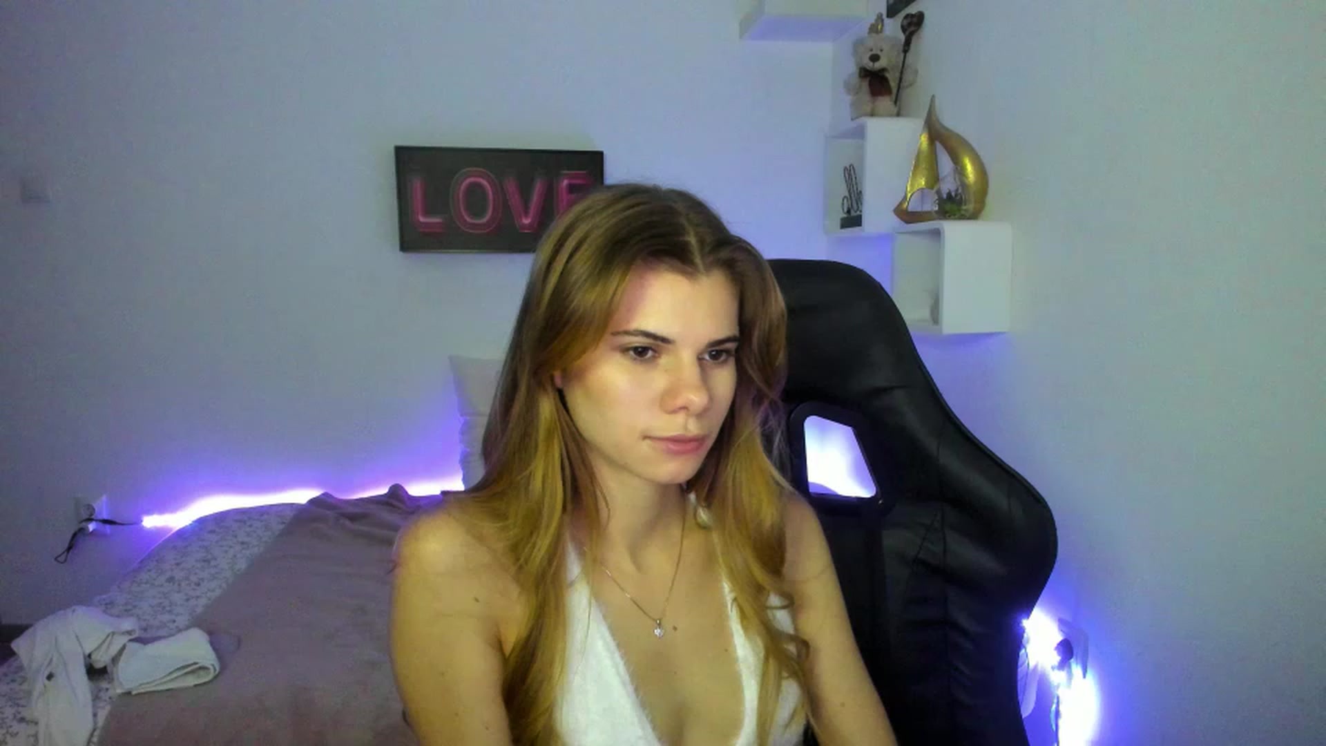 Gallery image thumbnail from RileyReid_18's myfreecams stream on, 01/12/2023, 19:10 image 3 of 20