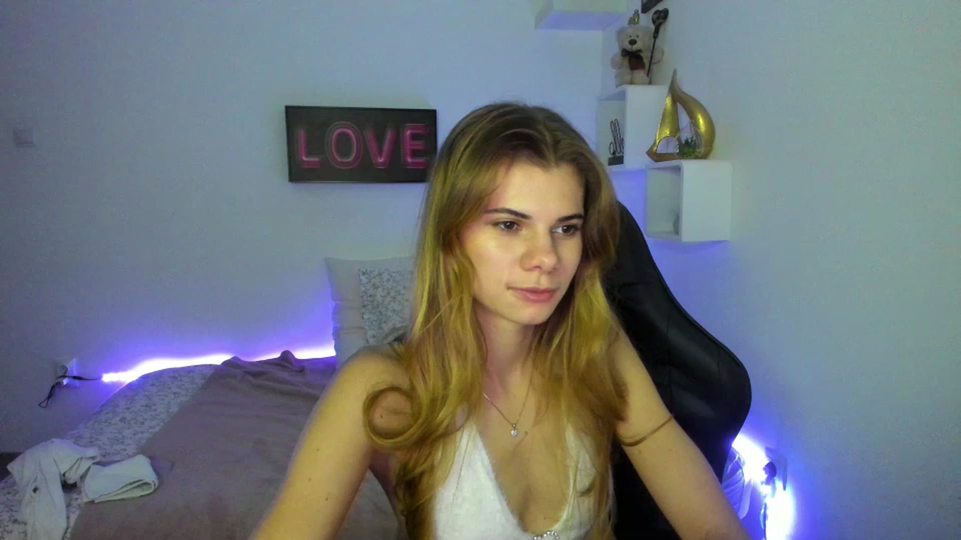 Gallery image thumbnail from RileyReid_18's myfreecams stream on, 01/12/2023, 19:10 image 12 of 20