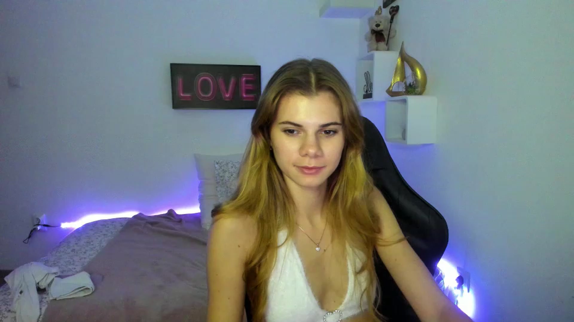 Gallery image thumbnail from RileyReid_18's myfreecams stream on, 01/12/2023, 19:10 image 10 of 20