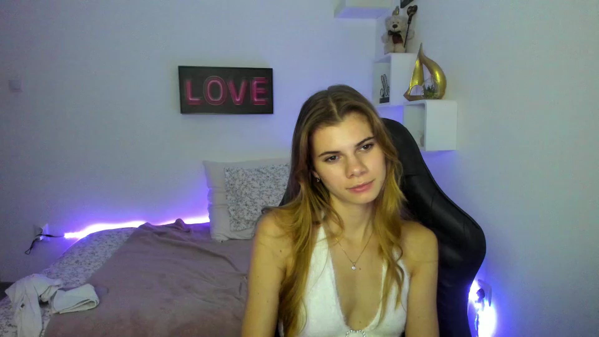 Gallery image thumbnail from RileyReid_18's myfreecams stream on, 01/12/2023, 19:10 image 2 of 20