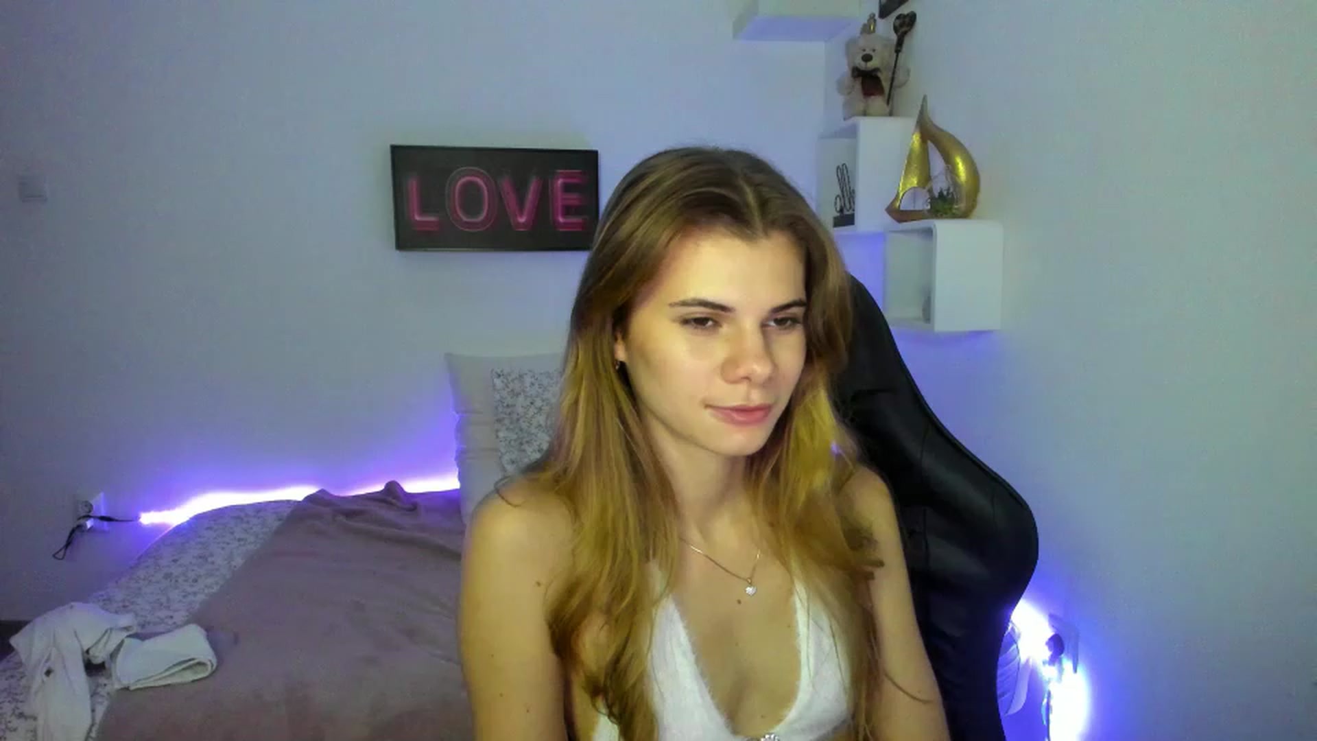 Gallery image thumbnail from RileyReid_18's myfreecams stream on, 01/12/2023, 19:10 image 16 of 20