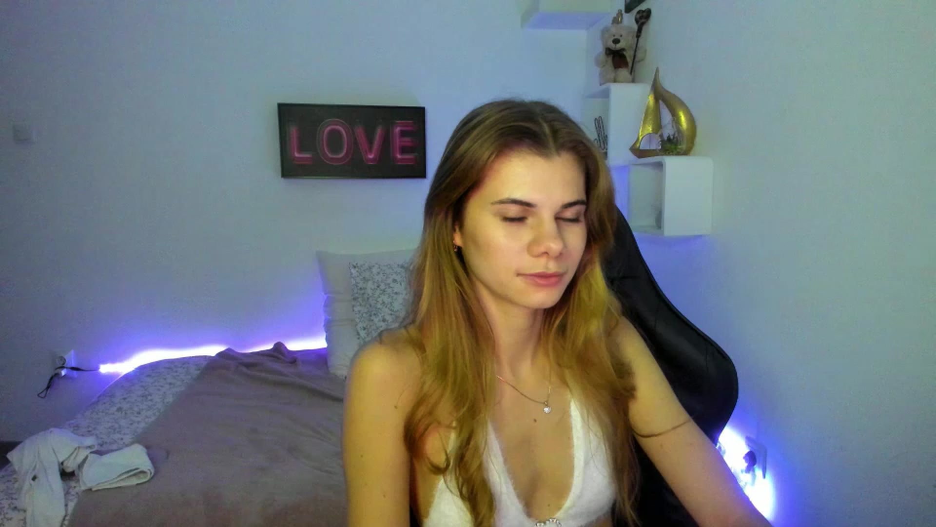 Gallery image thumbnail from RileyReid_18's myfreecams stream on, 01/12/2023, 19:10 image 15 of 20