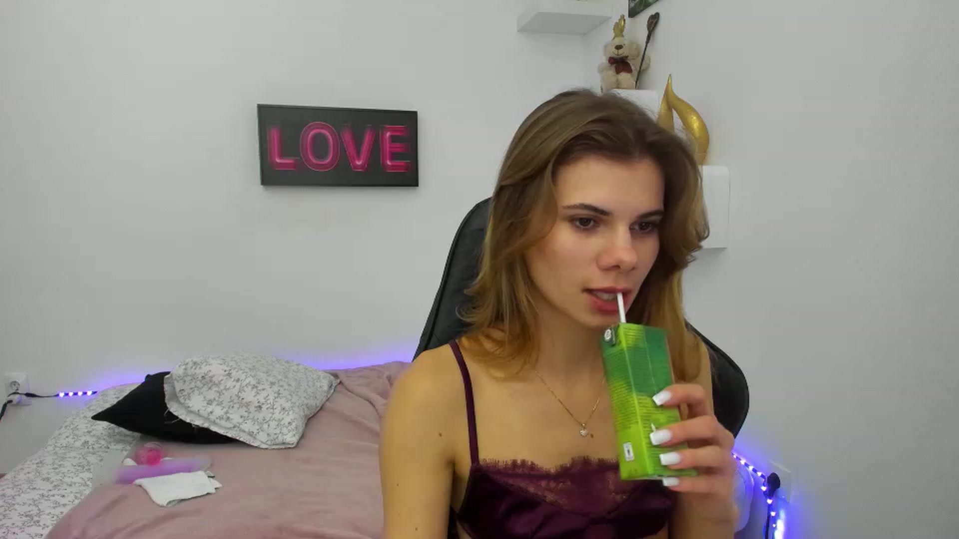 Gallery image thumbnail from RileyReid_18's myfreecams stream on, 01/17/2023, 17:11 image 6 of 20