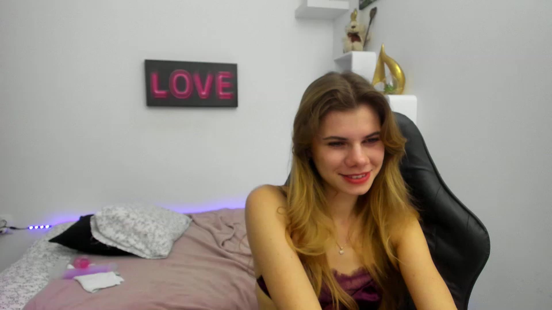 Gallery image thumbnail from RileyReid_18's myfreecams stream on, 01/17/2023, 17:47 image 14 of 20
