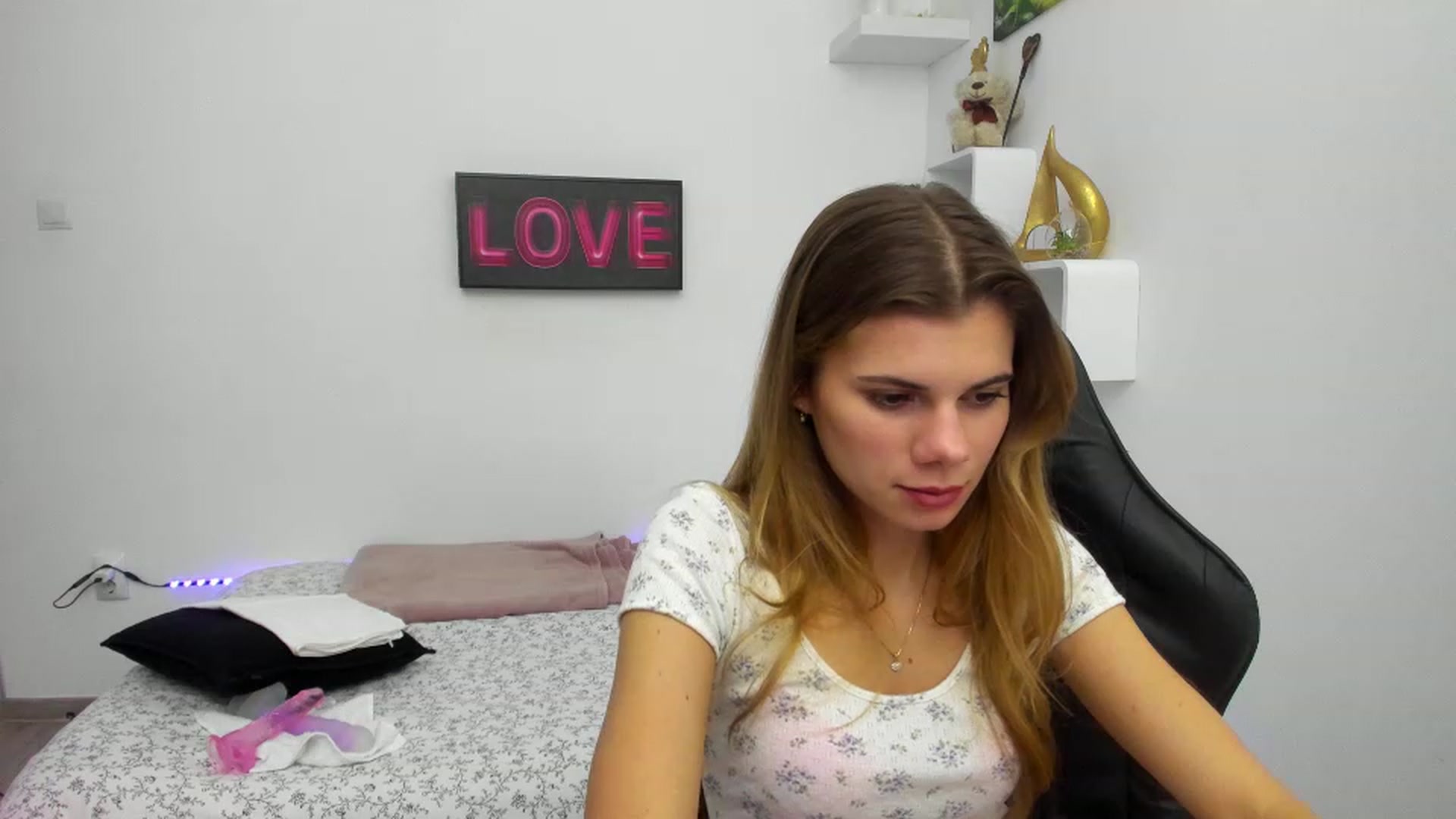 Gallery image thumbnail from RileyReid_18's myfreecams stream on, 01/18/2023, 22:33 image 6 of 20