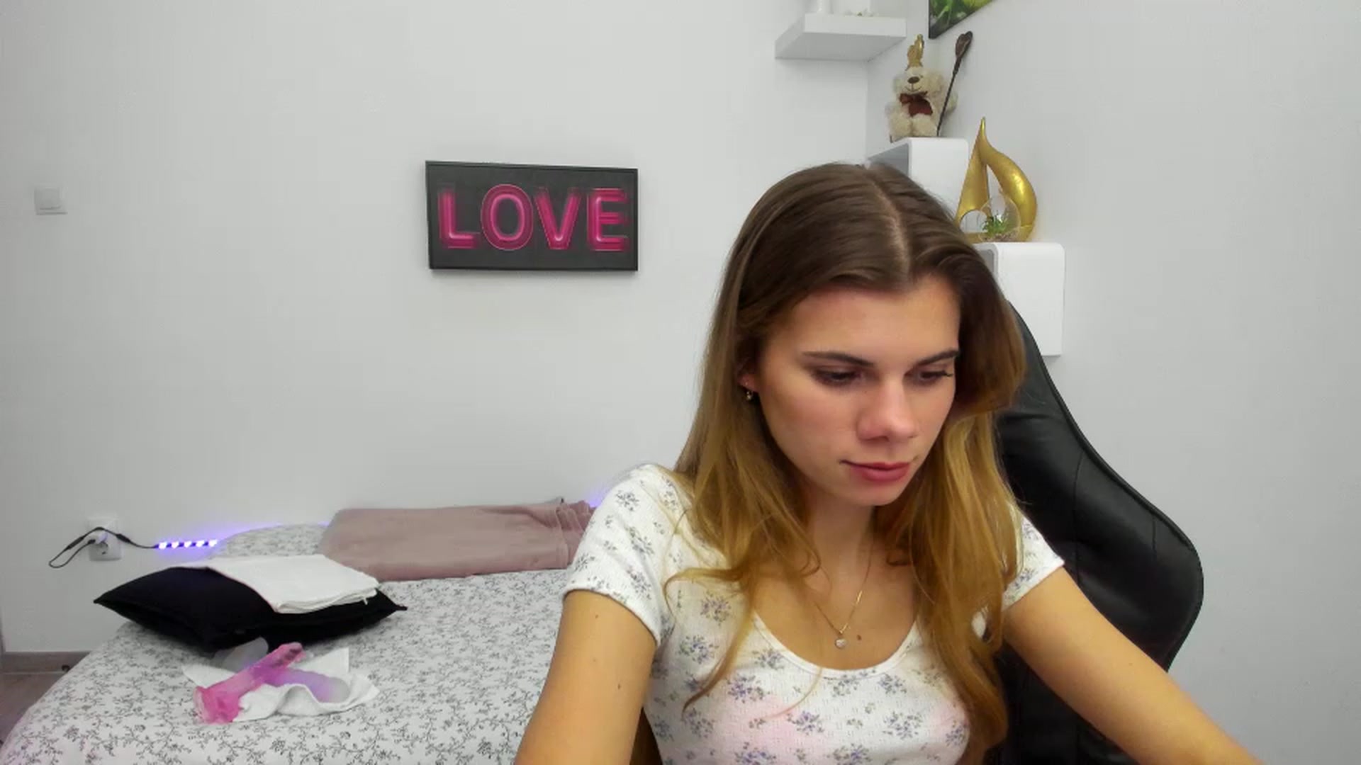 Gallery image thumbnail from RileyReid_18's myfreecams stream on, 01/18/2023, 22:33 image 5 of 20