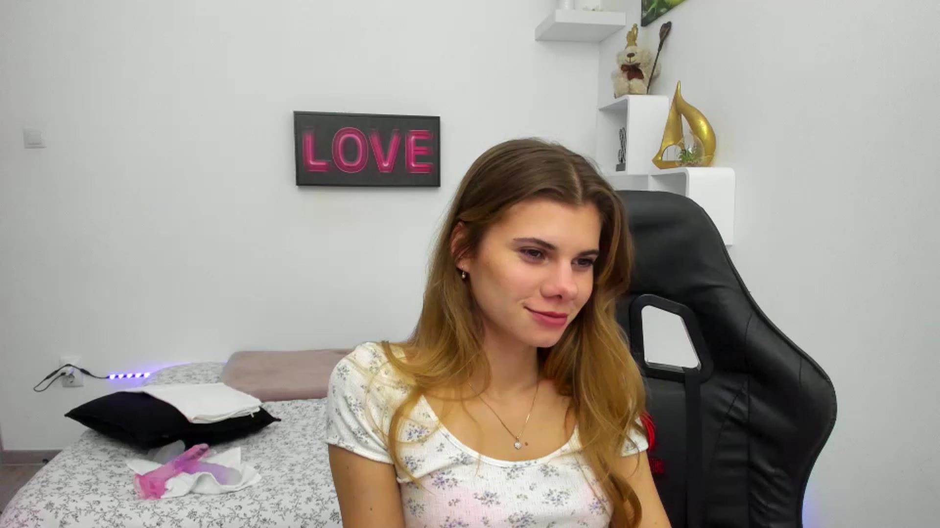 Gallery image thumbnail from RileyReid_18's myfreecams stream on, 01/18/2023, 22:33 image 4 of 20